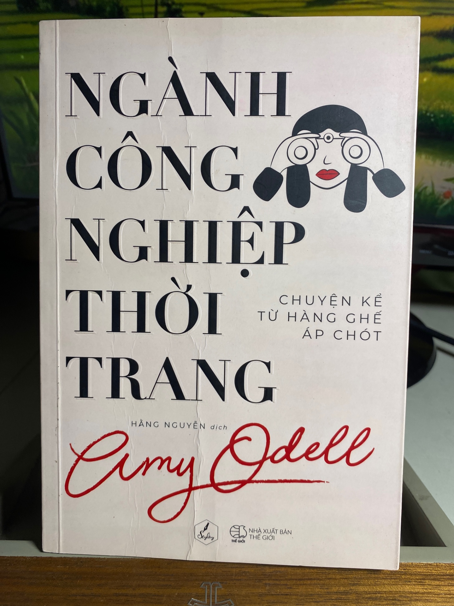 Ngành Công Nghiệp Thời Trang chuyện kể từ hàng ghế áp chót- Tác giả Amy Odell- NXB Thế giới 2019- Sách qua sử dụng còn mới