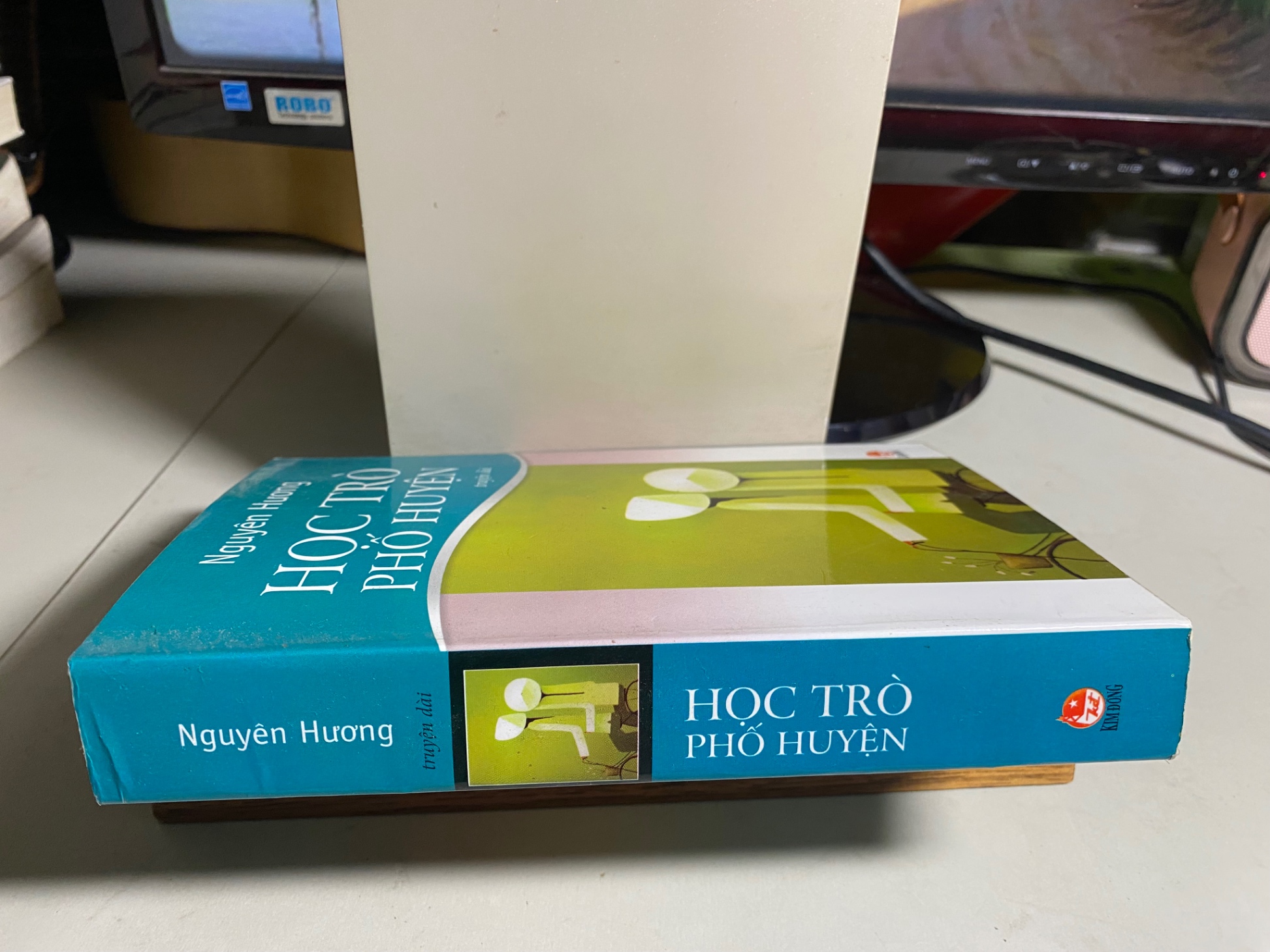 Học Trò Phố Huyện -Tác giả Nguyên Hương -NXB Kim Đồng -Năm XB 2005 -khổ 13x19cm, 676 trang -Sách còn rất tốt