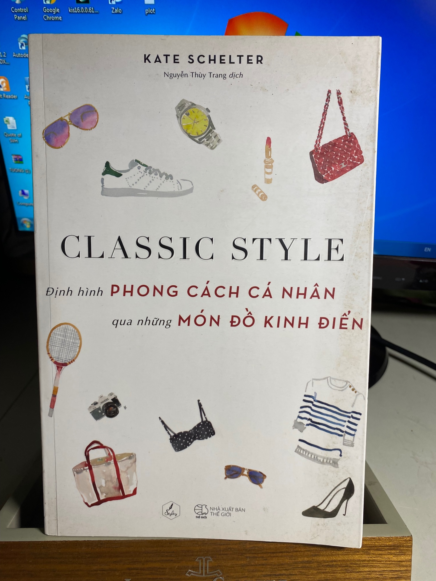 Classic Style - Định Hình Phong Cách Cá Nhân Qua Những Món Đồ Kinh Điển -Tác giả: Kate Schelter -NXB Thế Giới -Năm XB 2019- sách qua sử dụng còn mới