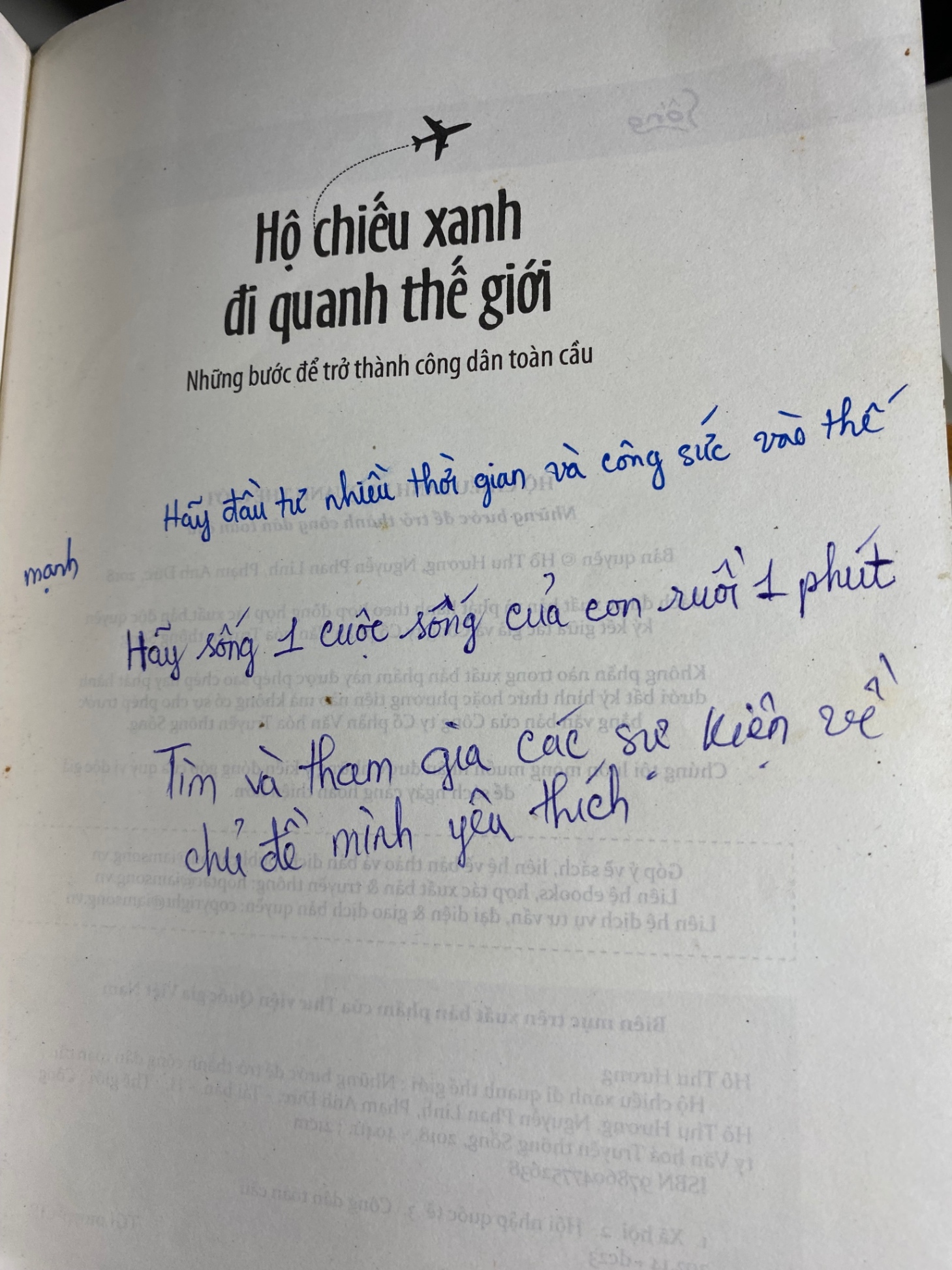 Hộ Chiếu Xanh Đi Quanh Thế Giới- Tác giả Hồ Thu Hương , Nguyễn Phan Linh , Phạm Anh Đức -NXB Thế Giới- Năm XB 12-2016- Sách qua sử dụng có ghi nhiều trong sách
