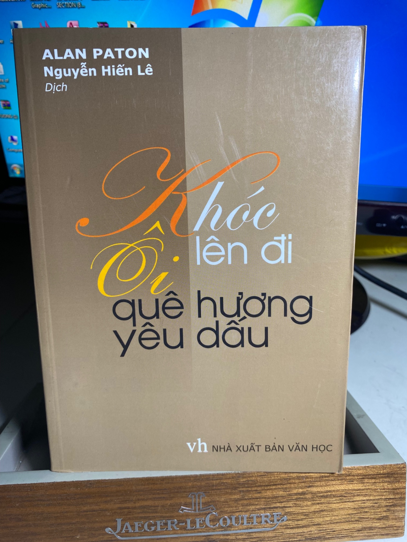 Khóc lên đi Ôi quê hương yêu dấu – Alan Paton -Dịch giả Nguyễn Hiến Lê -NXB Văn Học 2007 -bìa mềm, khổ 14,5x20,5cm,446 trang - Sách lưu kho chưa qua sử dụng,có thể có ố nhẹ hoặc bám bụi