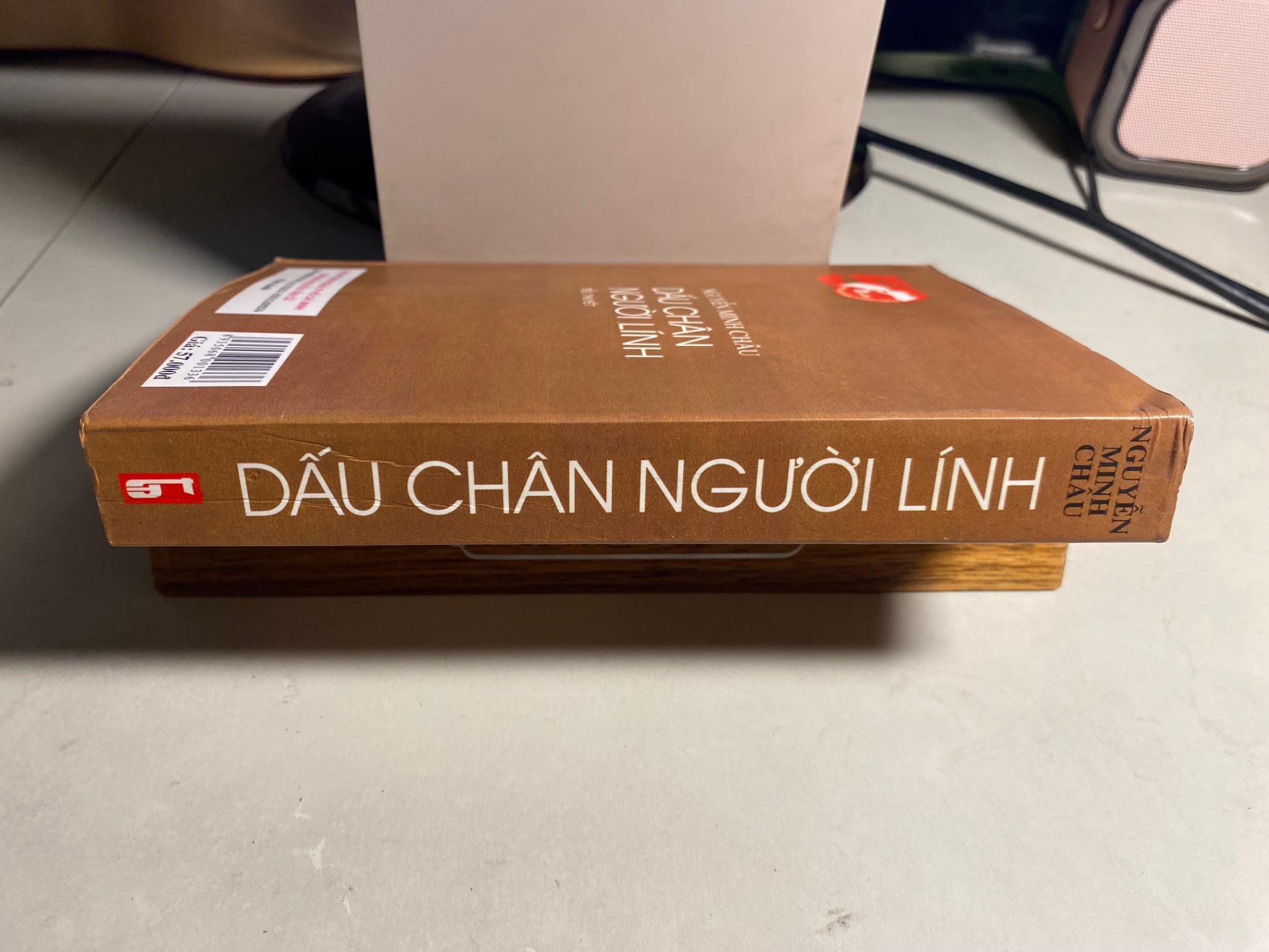 Dấu chân người lính -Tác giả Nguyễn Minh Châu -NXB Thanh Niên 2004 (bản kỉ niệm 50 năm NXB) -Bìa mềm,khổ 13x19cm,563 trang -sách lưu kho chưa qua sử dụng, chất lượng tốt