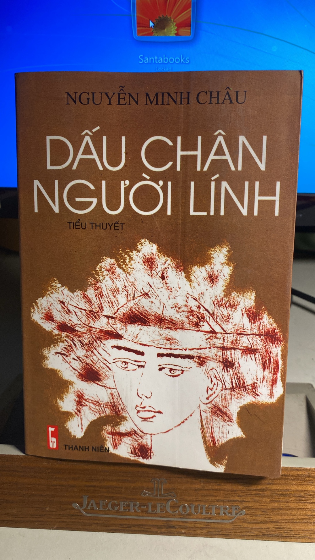 Dấu chân người lính -Tác giả Nguyễn Minh Châu -NXB Thanh Niên 2004 (bản kỉ niệm 50 năm NXB) -Bìa mềm,khổ 13x19cm,563 trang -sách lưu kho chưa qua sử dụng, chất lượng tốt