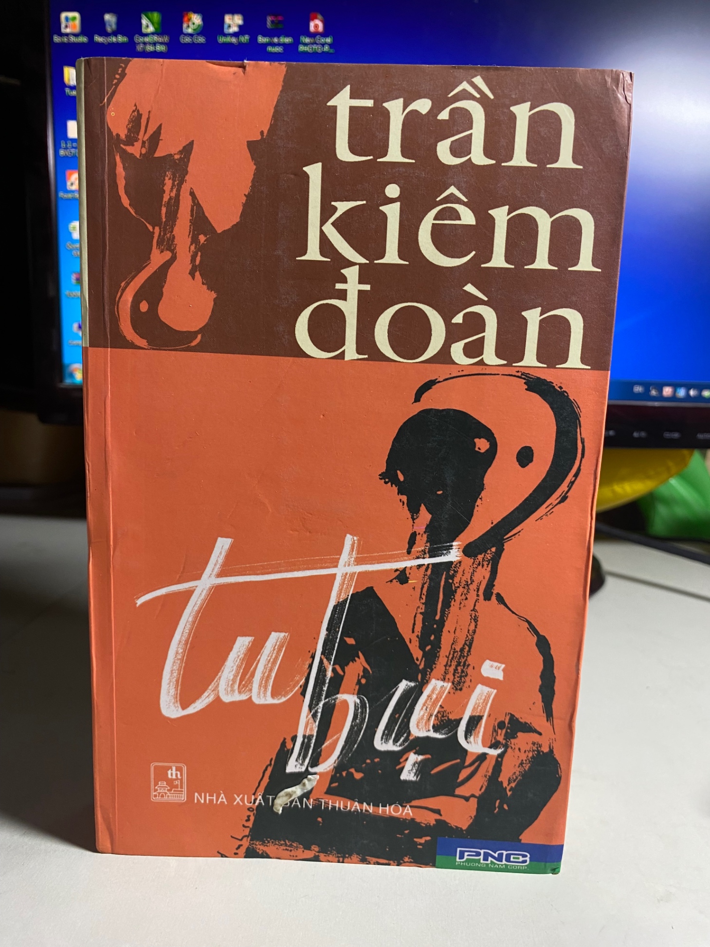 Tu Bụi - Trần Kiêm Đoàn -NXB Thuận Hoá- Phương Nam phát hành 2006 -Bìa mềm,khổ 13x21cm, 658 tràn -Sách lưu kho có ố cạnh