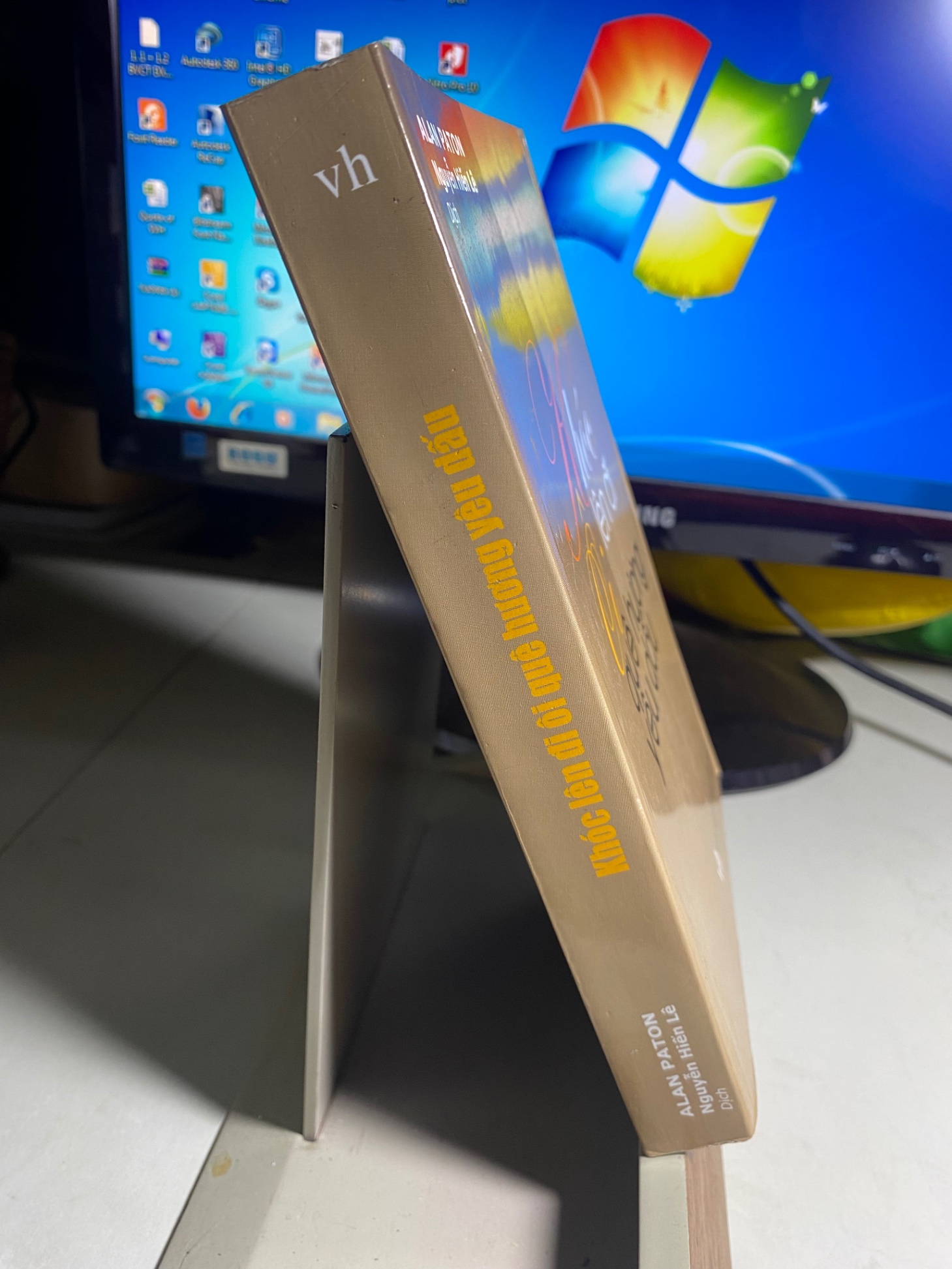 Khóc lên đi Ôi quê hương yêu dấu – Alan Paton -Dịch giả Nguyễn Hiến Lê -NXB Văn Học 2007 -bìa mềm, khổ 14,5x20,5cm,446 trang - Sách lưu kho chưa qua sử dụng,có thể có ố nhẹ hoặc bám bụi