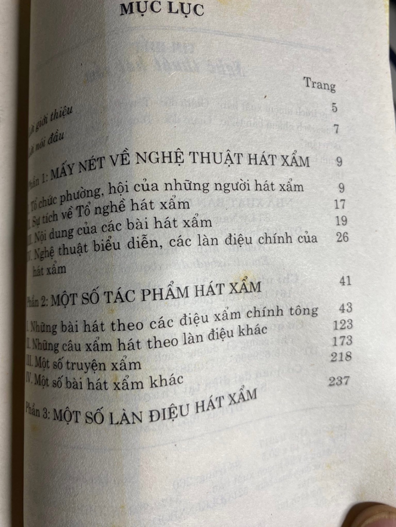 Tìm Hiểu Nghệ Thuật Hát Xẩm- Trần Việt Ngữ biên soạn -NXB Quân Đội ND 2017 -bìa mềm,khổ 13x20,5cm, 259 trang- Sách lưu kho chưa qua sd ,giấy có ố nhẹ theo thời gian
