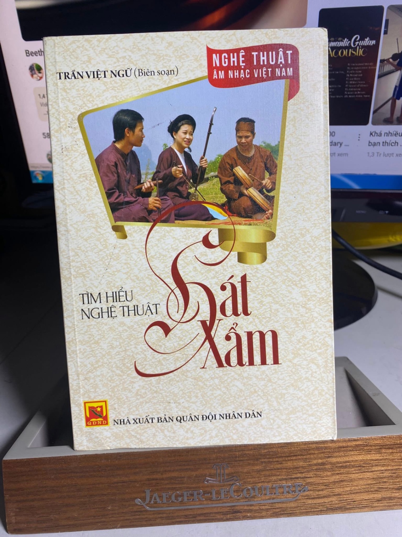 Tìm Hiểu Nghệ Thuật Hát Xẩm- Trần Việt Ngữ biên soạn -NXB Quân Đội ND 2017 -bìa mềm,khổ 13x20,5cm, 259 trang- Sách lưu kho chưa qua sd ,giấy có ố nhẹ theo thời gian
