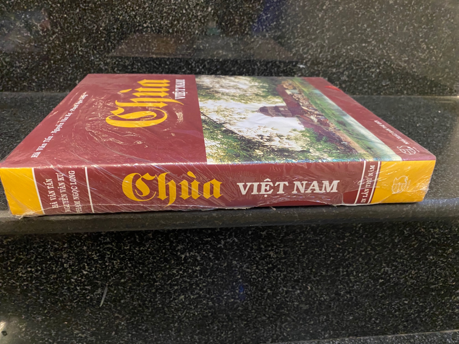 Chùa Việt Nam -Tác giả:Hà Văn Tấn, Nguyễn Văn Kự, Phạm Ngọc Long -NXB Thế Giới -Năm XB 06/2013 -Trọng lượng (gr) 2050 -Kích Thước Bao Bì 22x26 -Số trang 536 -Hình thức Bìa Cứng Sách lưu kho còn nguyên seal, giẫy,chất liệu giấy láng,ảnh màu