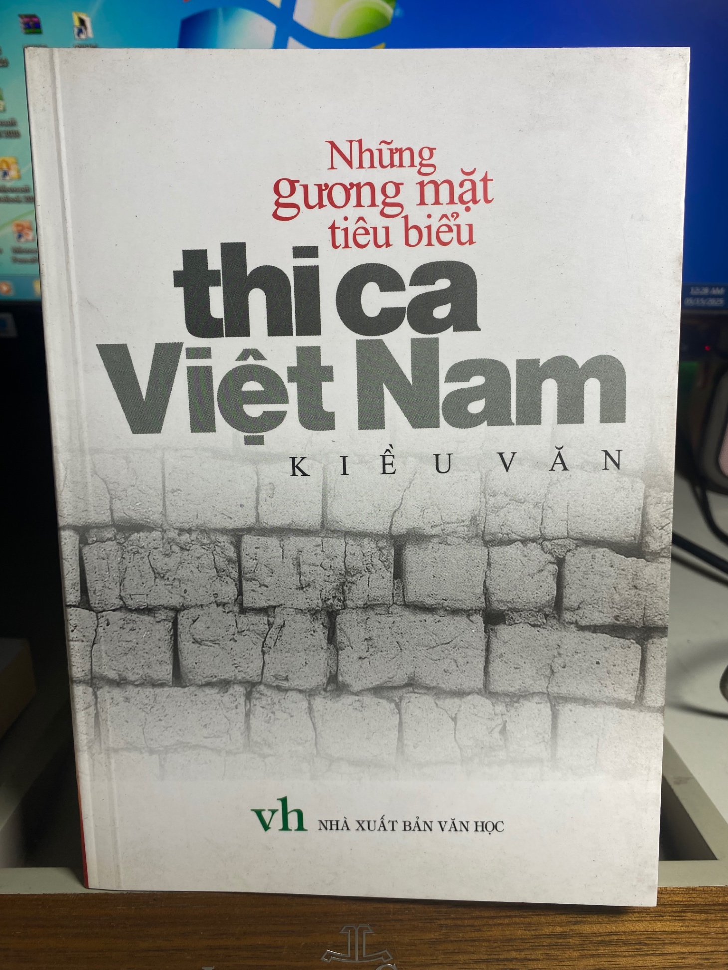 Những gương mặt tiêu biểu thi ca Việt Nam - Tác giả Kiều Văn -NXB Văn Học 2005 -bìa mềm,khổ 13,5x21cm, 406 trang -Sách lưu kho chưa qua sử dụng