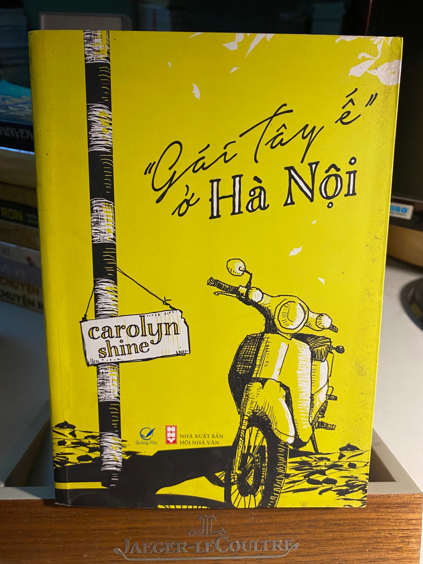 “Gái Tây Ế “ ở Hà Nội-Tác giả Carolyn Shine- NXB Hội Nhà Văn 2015- Sách giấy xốp ố theo thời gian