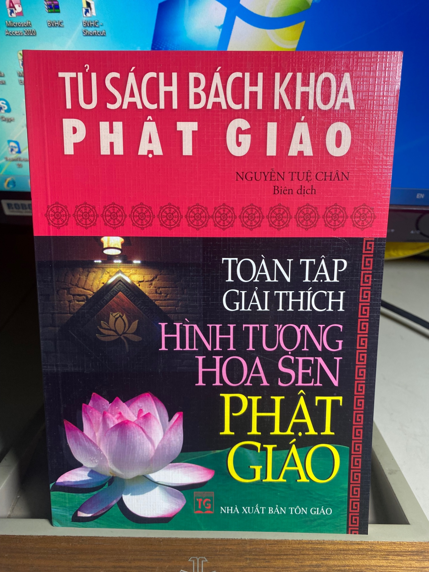 Toàn tập giải thích hình tượng Hoa Sen trong Phật Giáo -Nguyễn Tuệ Chân biên dịch -NXB Tôn Giáo 2008 -sách in giấy láng đẹp