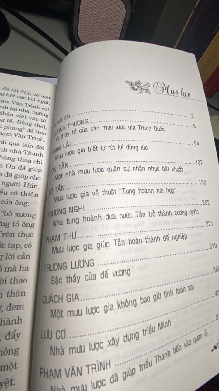 10 Đại Mưu Lược Gia Trung Quốc -Tác giả Tang Du- Dịch giả Phong Đảo -NXB Hồng Đức- Văn Lang phát hành 2016 -Bìa mềm,khổ 13.5x21cm,566 trang -Sách lưu kho còn mới
