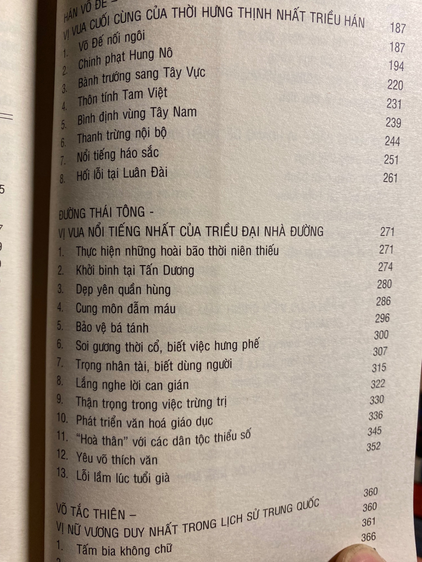 10 Đại Hoàng Đế Trung Quốc -Lưu Huy (chủ biên) Phong Đảo (biên dịch) -NXB Văn Học- Văn Lang phát hành năm 2012 -Bìa mềm,khổ 13,5x21cm,862 trang - Sách lưu kho chưa qua sd còn mới