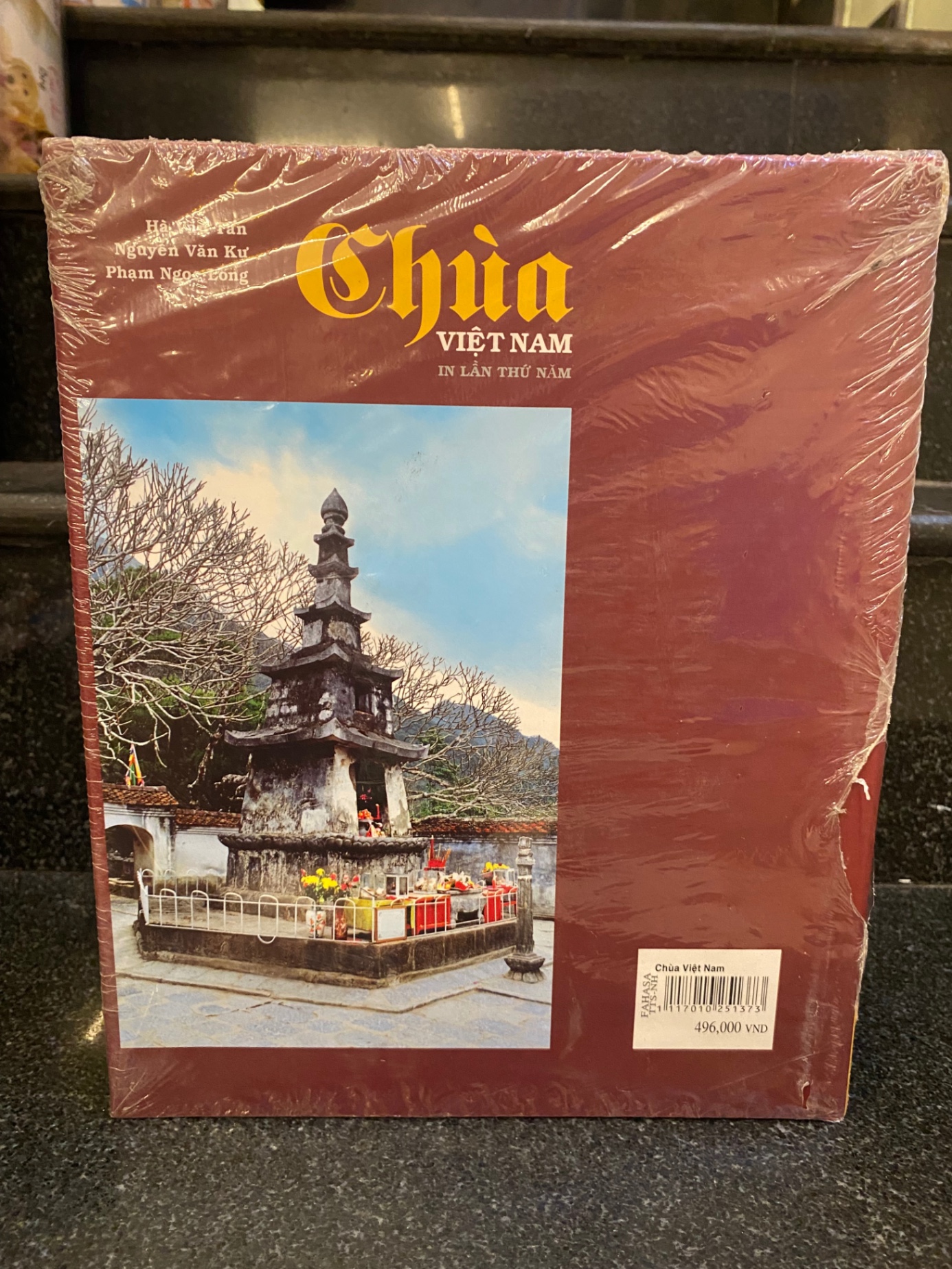 Chùa Việt Nam -Tác giả:Hà Văn Tấn, Nguyễn Văn Kự, Phạm Ngọc Long -NXB Thế Giới -Năm XB 06/2013 -Trọng lượng (gr) 2050 -Kích Thước Bao Bì 22x26 -Số trang 536 -Hình thức Bìa Cứng Sách lưu kho còn nguyên seal, giẫy,chất liệu giấy láng,ảnh màu