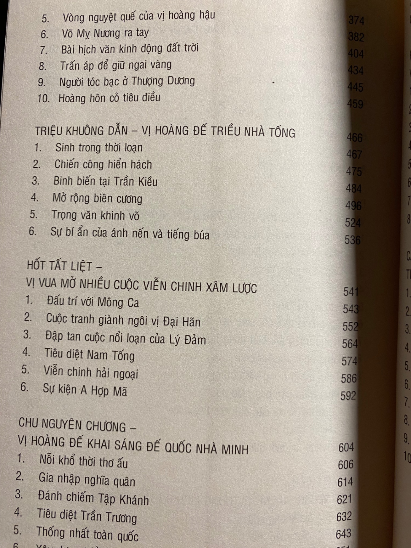 10 Đại Hoàng Đế Trung Quốc -Lưu Huy (chủ biên) Phong Đảo (biên dịch) -NXB Văn Học- Văn Lang phát hành năm 2012 -Bìa mềm,khổ 13,5x21cm,862 trang - Sách lưu kho chưa qua sd còn mới