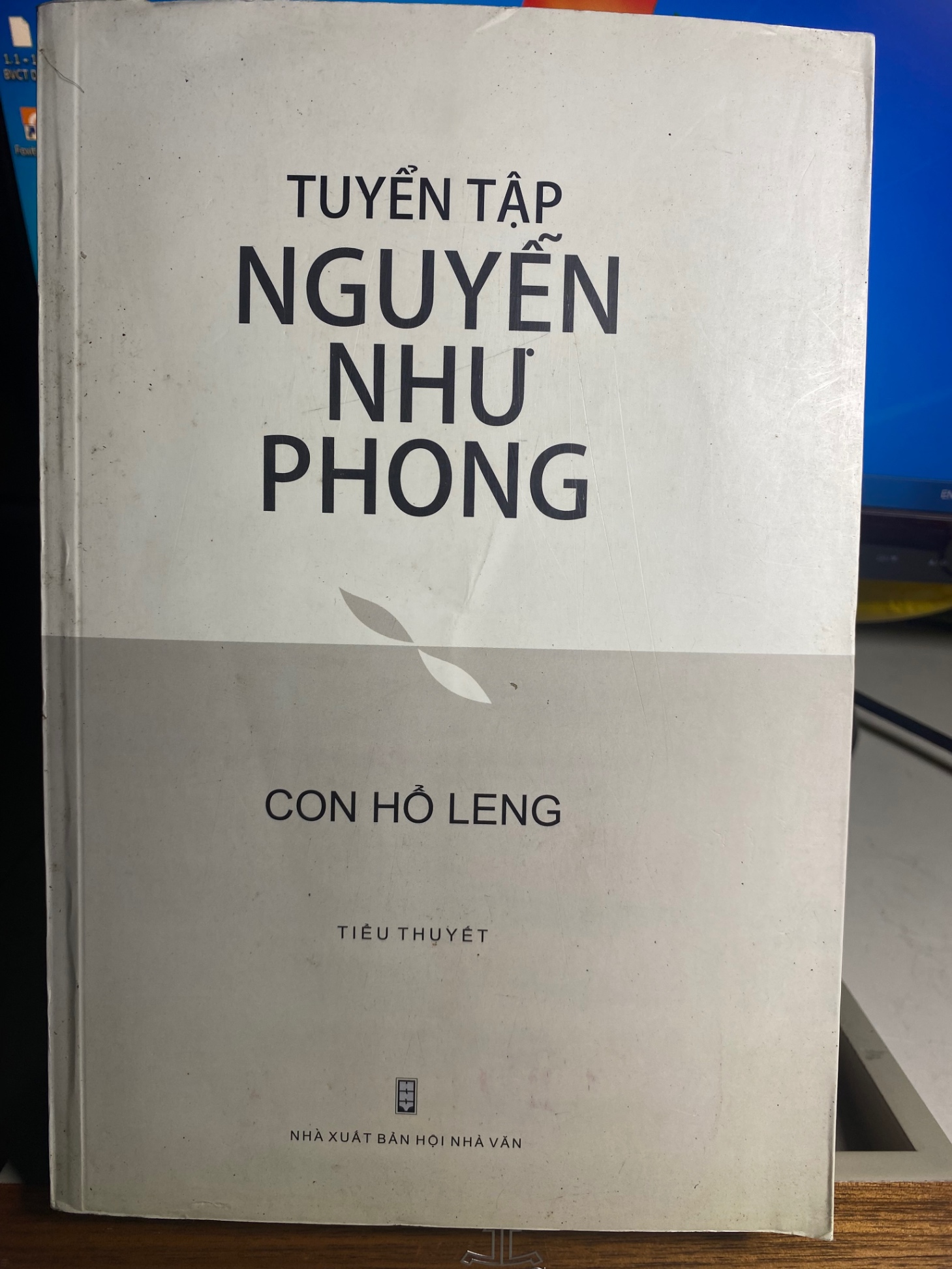 Tuyển tập Nguyễn Như Phong- Con Hổ Leng (tiểu thuyết)- NXB Hội Nhà Văn 2019-Bìa mềm,khổ 16x24cm, 381 trang- Sách lưu kho giấy xốp ố ngả màu theo thời gian