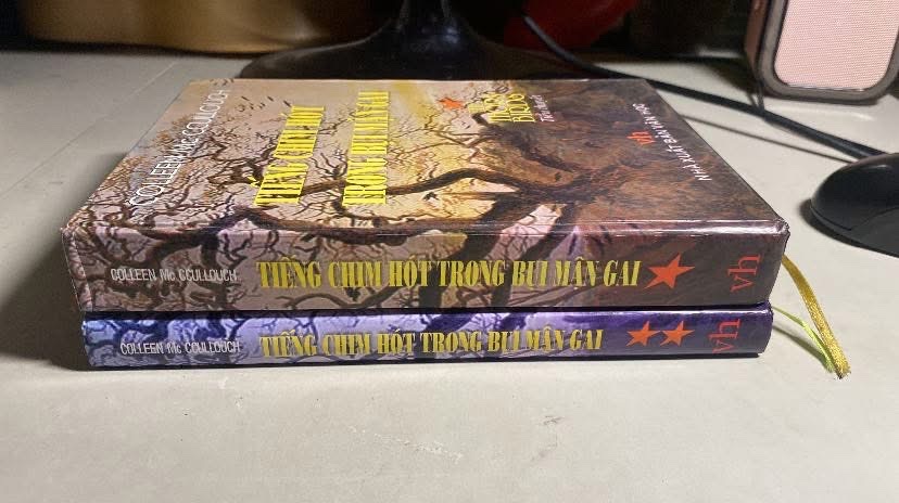 Tiếng Chim Hót Trong Bụi Mận Gai- bộ 2 tập, bìa cứng -Tác giả Colleen Mc CCullouch -Dịch giả : Phạm Mạnh Hùng -NXB Văn Học 2004 -,khổ 14,5x20,5cm- Số trang 536+346 trang