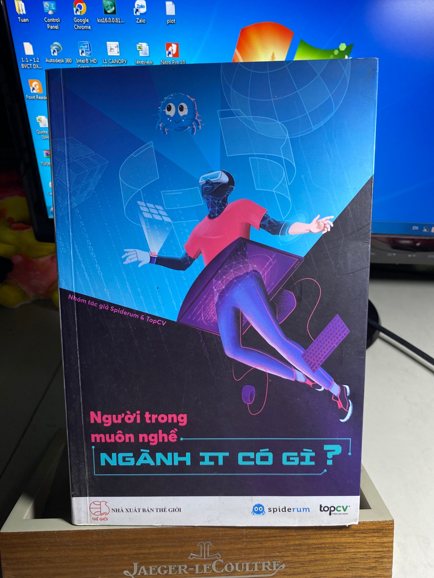 Người Trong Muôn Nghề: Ngành It Có Gì?-Tác giả Nhóm Spiderum -NXB Thế Giới -Năm XB 2020 -sách qua sử dụng còn mới