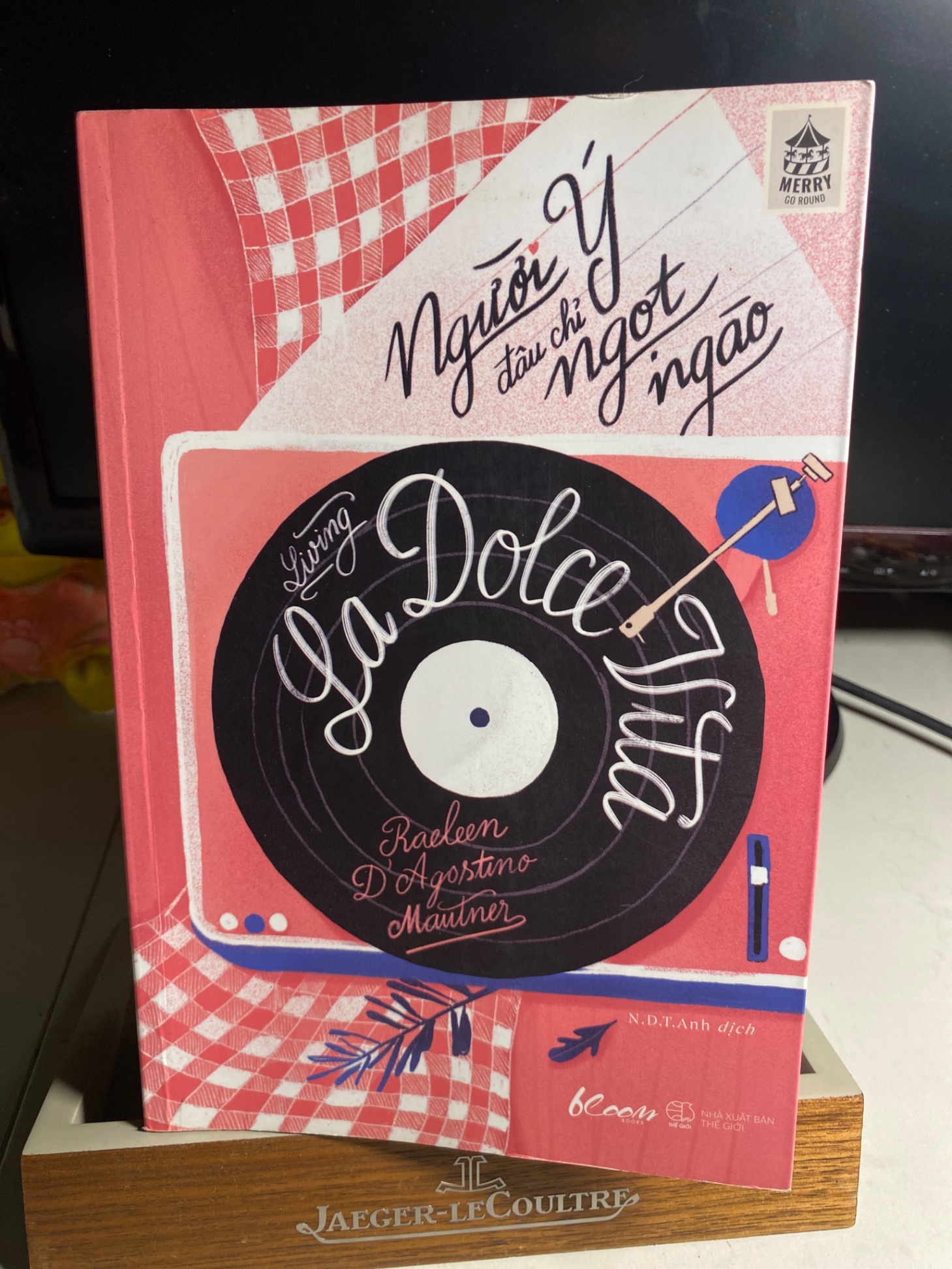 Người Ý Đâu Chỉ Ngọt Ngào-Living La Dolce Vita -Tác giả: Raeleen D Agostino Mautner -NXB Thế Giới Năm XB 2019- Sách qua sử dụng chất lượng tốt