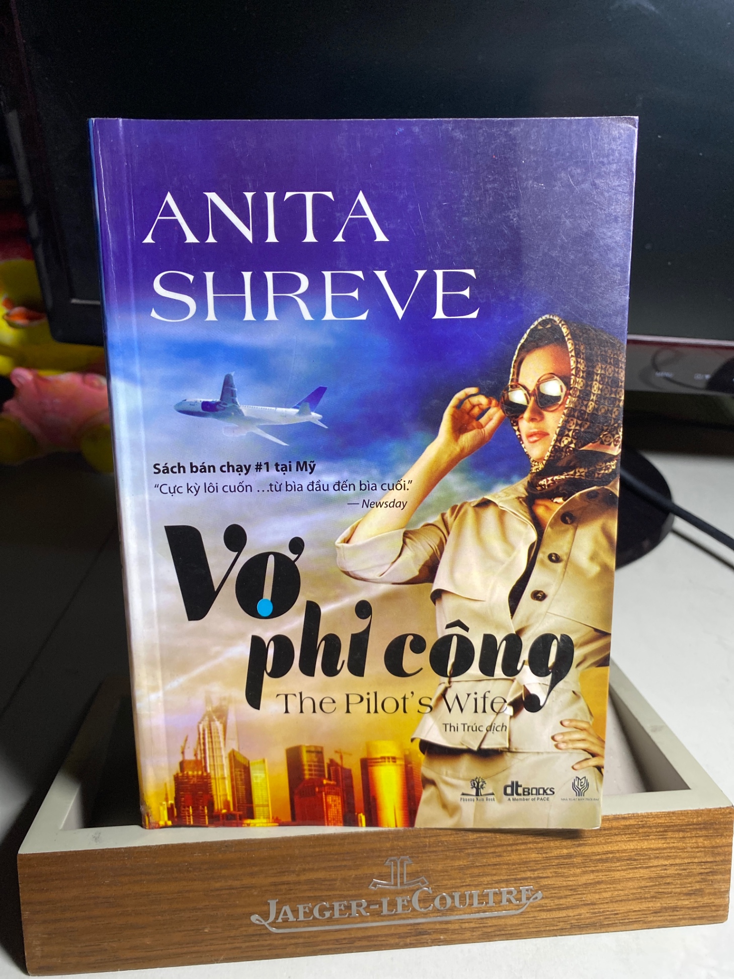 Vợ Phi Công- Tác giả Anita Shreve- NXB Thời Đại 2012- DT books và Phương Nam phát hành- Bìa mềm,khổ 14x20cm,348 trang- Sách chất lượng tốt