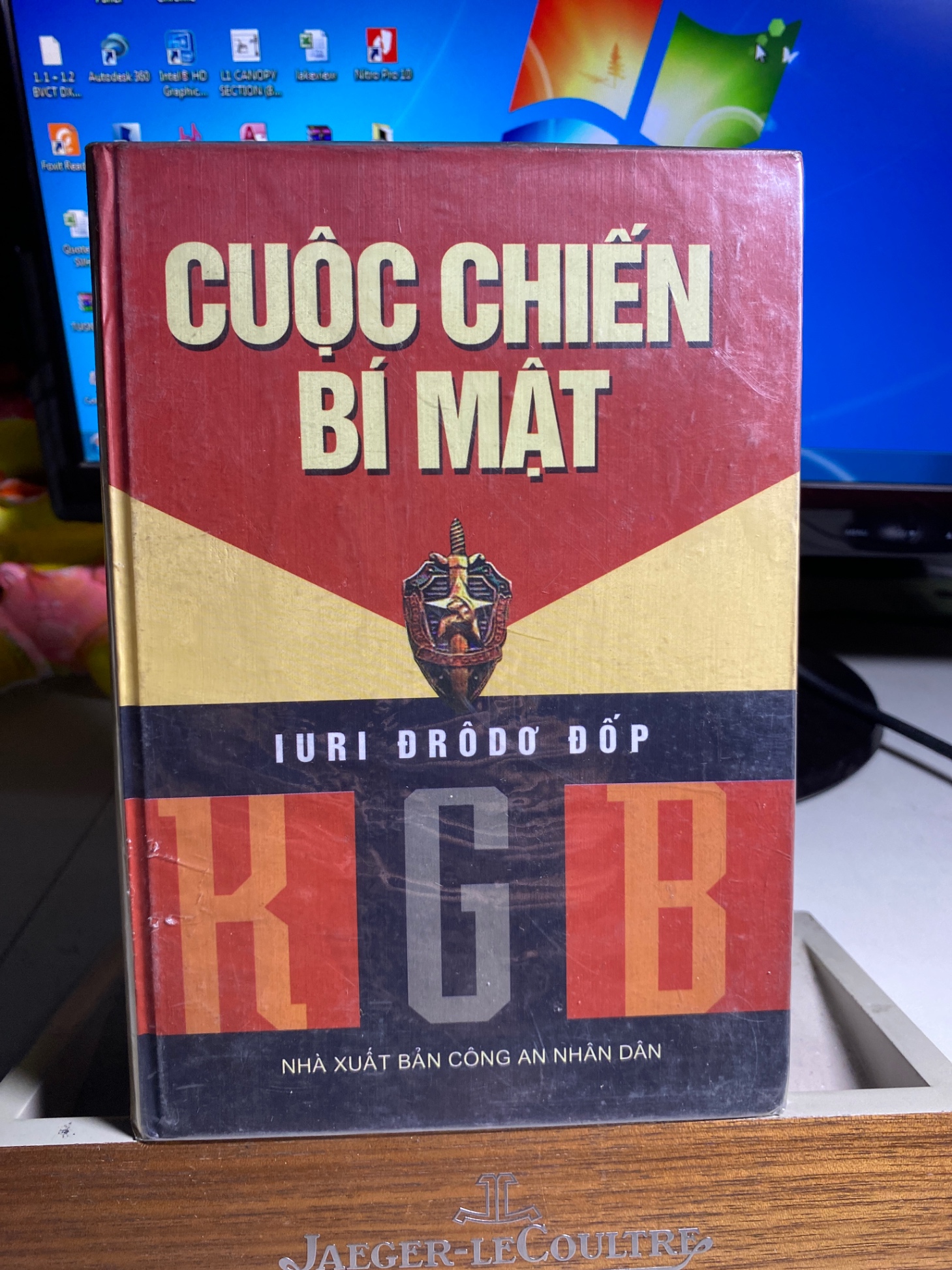 Cuộc Chiến Bí Mật KGB- Tác giả. Iuri Đrôdơ Đốp ; Thông tin. NXB CAND, Việt Nam 2004, 13x19cm ; Tình trạng sách. Sách cũ lưu kho chưa qua sử dụng,chất lượng tốt