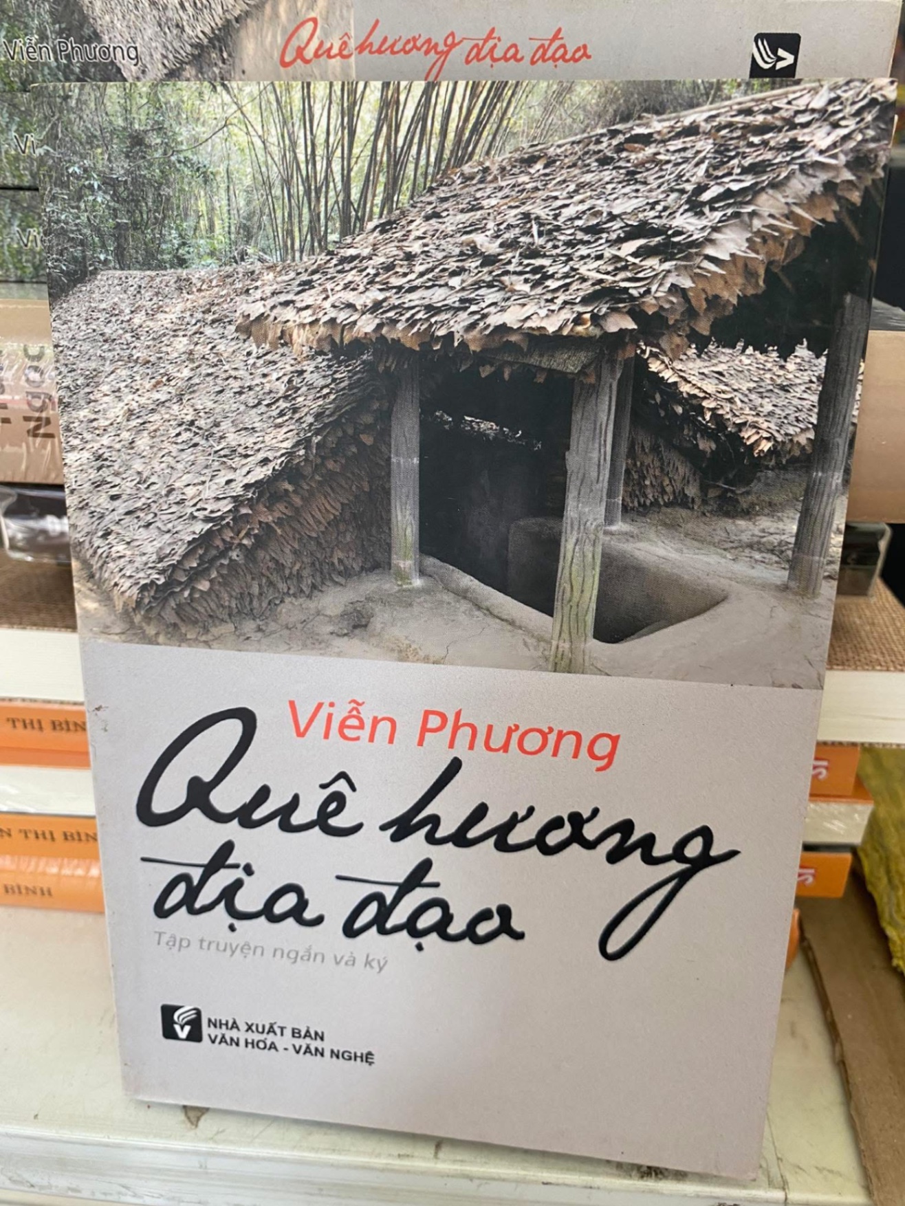 Quê Hương Địa Đạo -Tác giả Viễn Phương -NXB Văn Hóa - Văn Nghệ -Năm XB 04-2013 -Trọng lượng (gr) 380 -Kích Thước Bao Bì 19 x 13 -Số trang 368 -Hình thức Bìa Mềm-Sách lưu kho chưa qua sử dụng