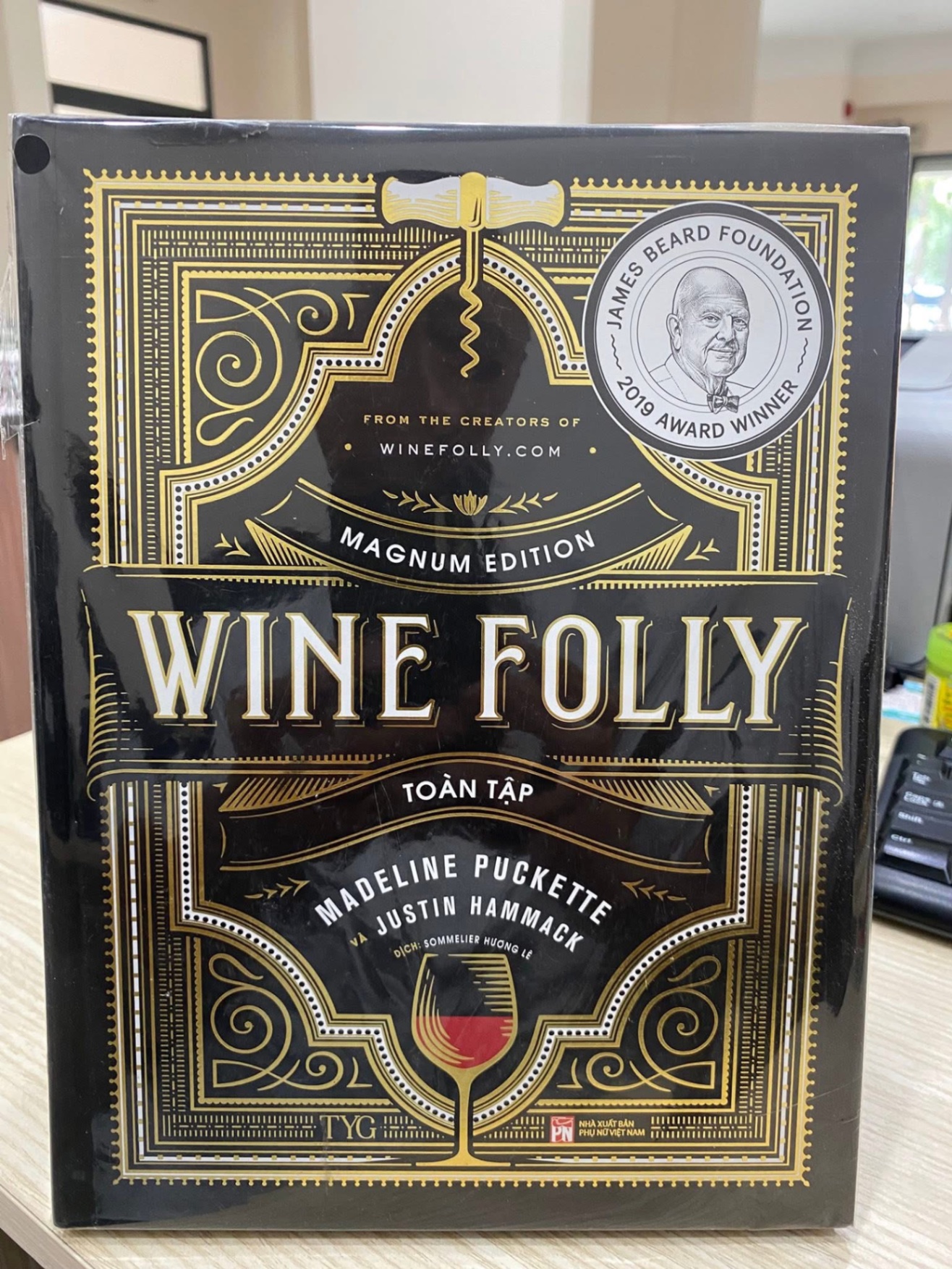 Wine Folly Toàn Tập (Phiên Bản Magnum) -Tác giả Madeline Puckette, Federica Fragapane -NXB Phụ Nữ Việt Nam -Năm XB 2022 -Trọng lượng (gr) 1095 -Kích Thước Bao Bì 24.5 x 18.5 x 2.1 cm -Số trang 317 -Hình thức Bìa Cứng -Sách mới nguyên seal