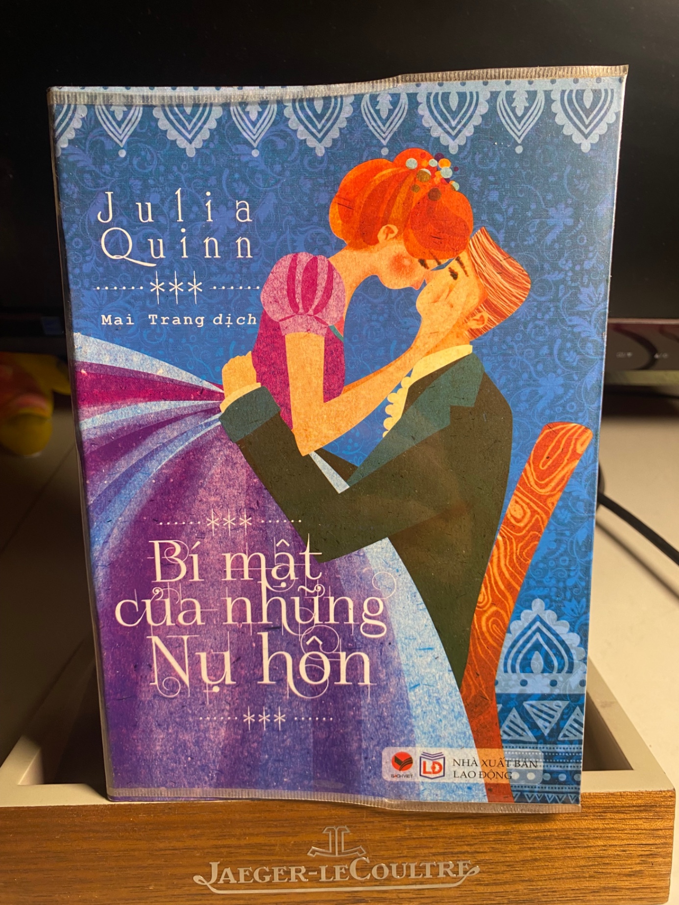 Bí mật của những nụ hôn- Tác giả Julia Quinn- NXB Lao Động- Bách Việt phát hành 2016-Bìa mềm,khổ 14,5x20,5cm, 443 trang