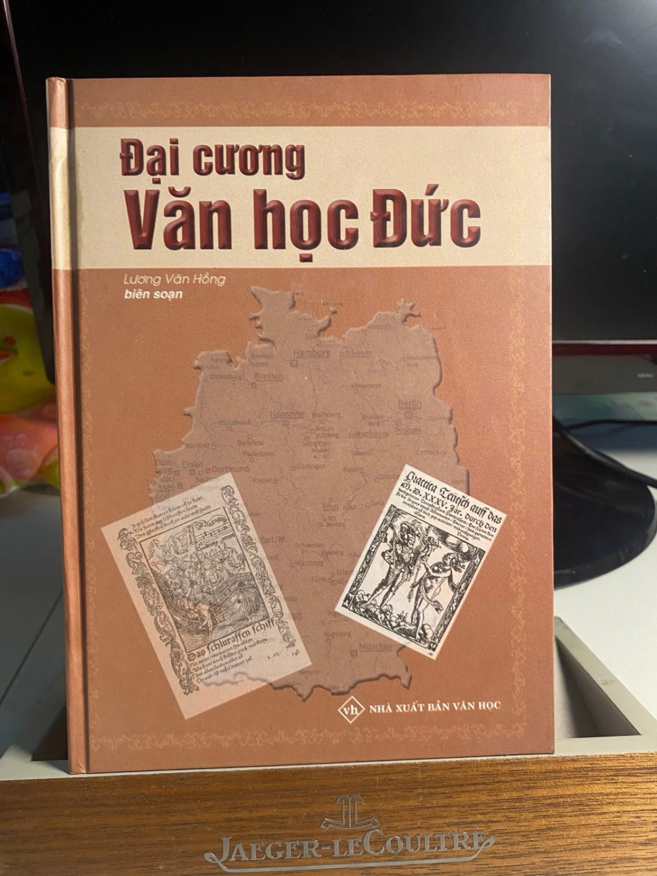 Đại Cương Văn Học Đức (từ khởi thuỷ tới 2002) -Lương Văn Hồng biên soạn - NXB Văn Học 2003 -Bìa cứng,khổ 14,5x20,5cm 272 trang -Sách lưu kho còn mới