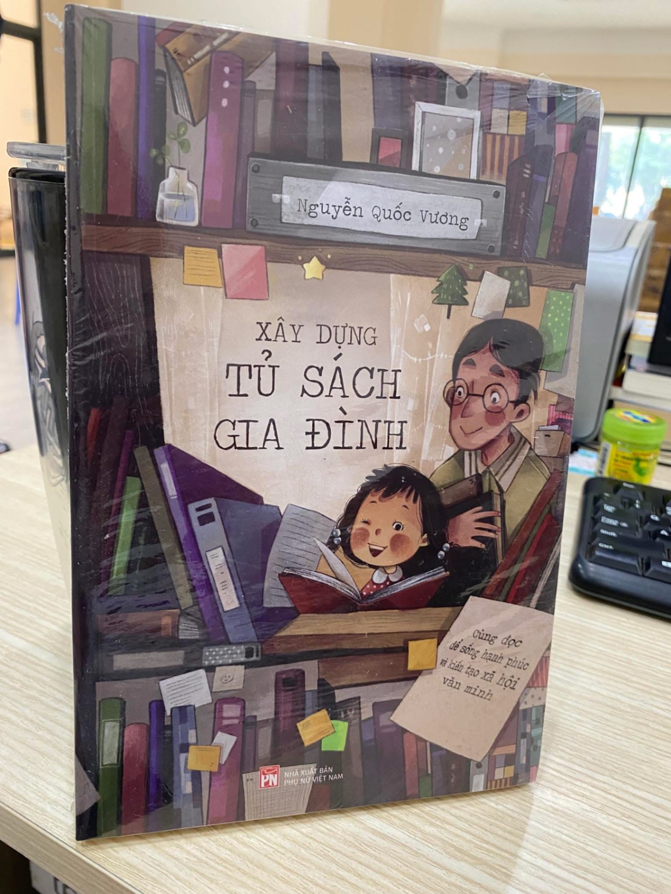 Xây Dựng Tủ Sách Gia Đình - Cùng Đọc Để Sống Hạnh Phúc Và Kiến Tạo Xã Hội Văn Minh -Tác giả Nguyễn Quốc Vương -NXB Phụ Nữ Việt Nam -Năm XB 2022 -Số trang 452 -Hình thức Bìa Mềm- Sách mới nguyên seal