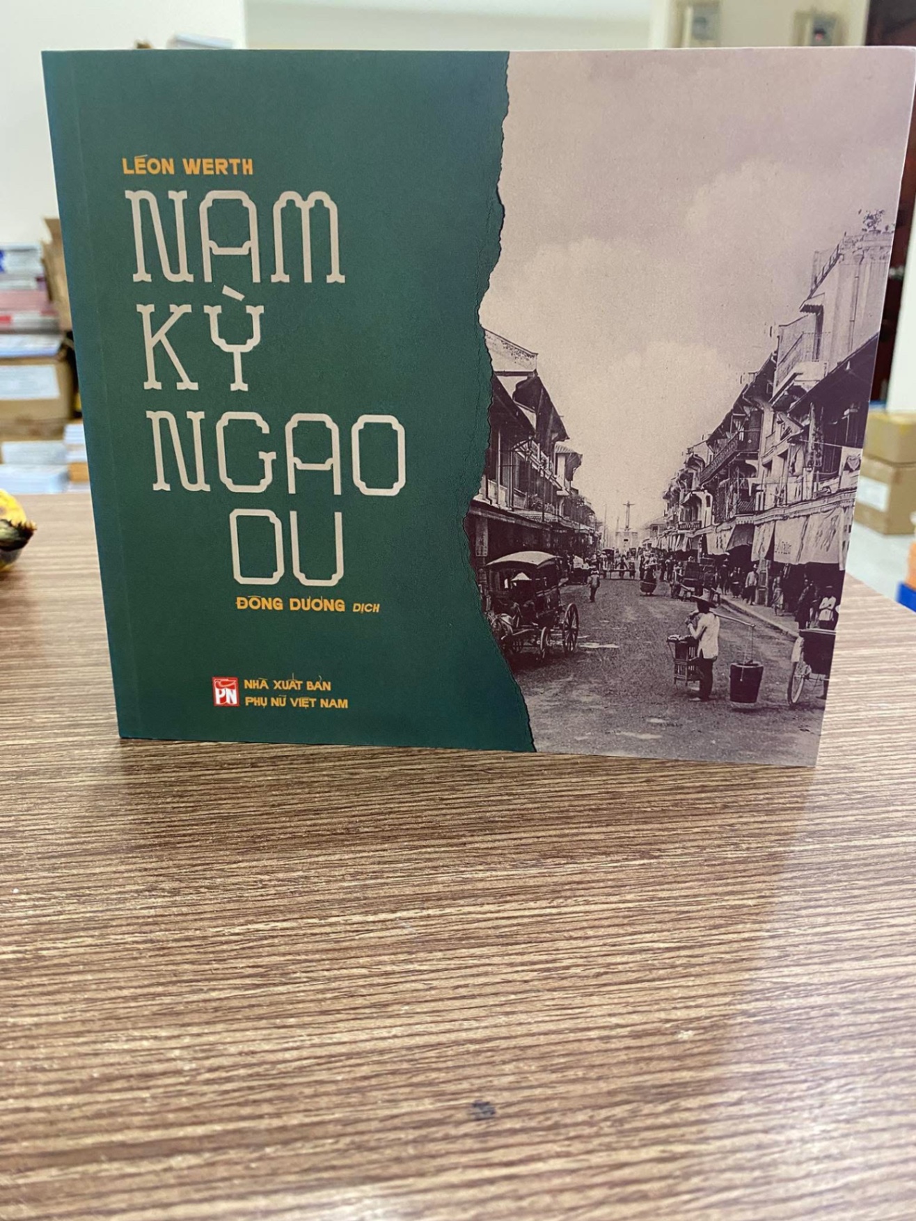 Nam Kỳ Ngao Du -Tác giả Léon Werth -Người Dịch Đông Dương -NXB Phụ Nữ Việt Nam -Năm XB 2023 -Trọng lượng (gr) 330 -Kích Thước Bao Bì 20 x 18 x 1.4 cm -Số trang 296 -Hình thức Bìa Mềm- Sách mới nguyên seal