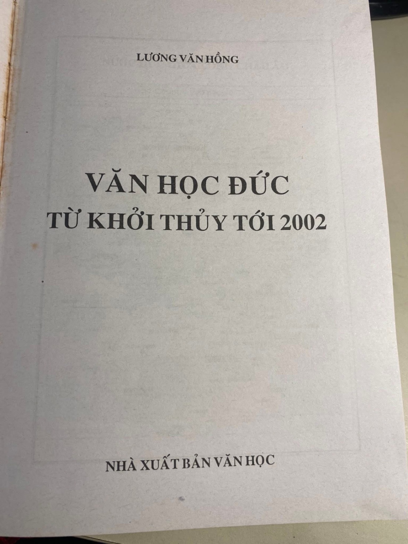Đại Cương Văn Học Đức (từ khởi thuỷ tới 2002) -Lương Văn Hồng biên soạn - NXB Văn Học 2003 -Bìa cứng,khổ 14,5x20,5cm 272 trang -Sách lưu kho còn mới