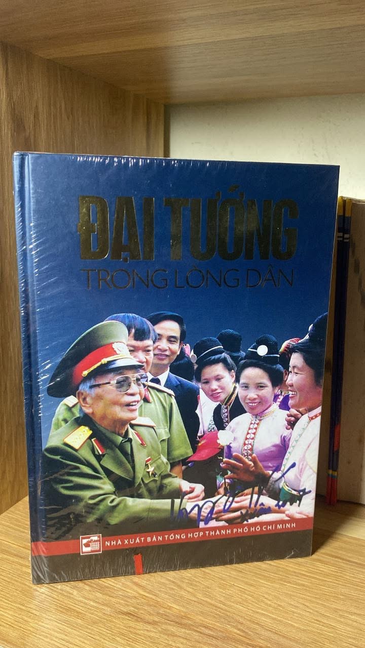 Đại Tướng Trong Lòng Dân (Bìa cứng) -Tác giả: Nhiều tác giả -NXB Tổng Hợp Tp HCM 2013 - Sách mới còn seal