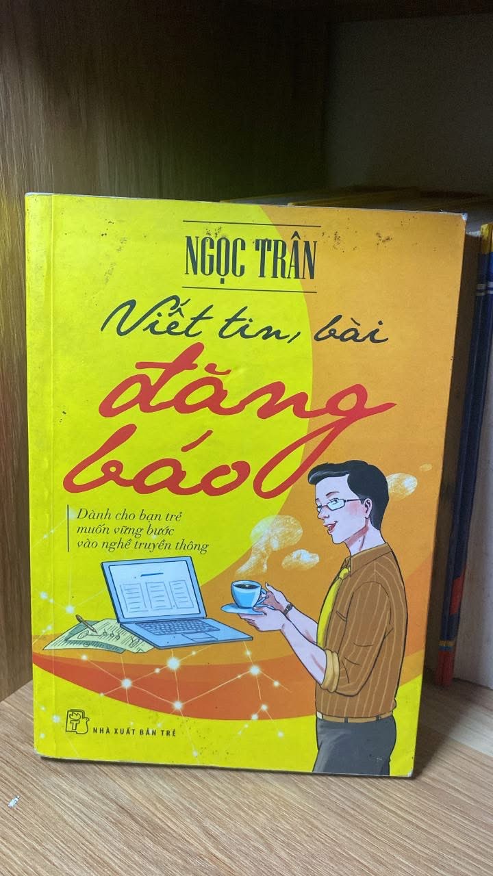 Viết tin,bài đăng báo -dành cho bạn trẻ muốn vững bước vào nghề truyền thông -Tác giả : Ngọc Trân -NXB Trẻ 2014 -Sách lưu kho giấy ngả màu theo thời gian