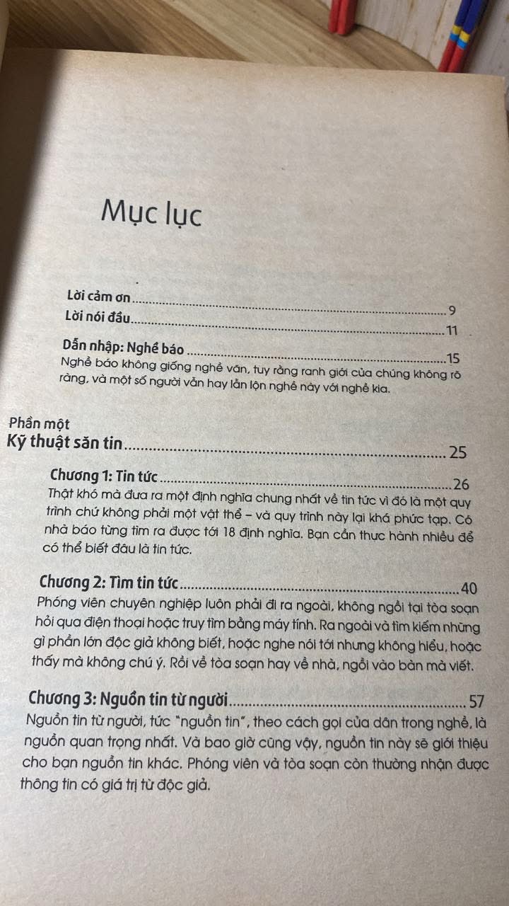 Viết tin,bài đăng báo -dành cho bạn trẻ muốn vững bước vào nghề truyền thông -Tác giả : Ngọc Trân -NXB Trẻ 2014 -Sách lưu kho giấy ngả màu theo thời gian