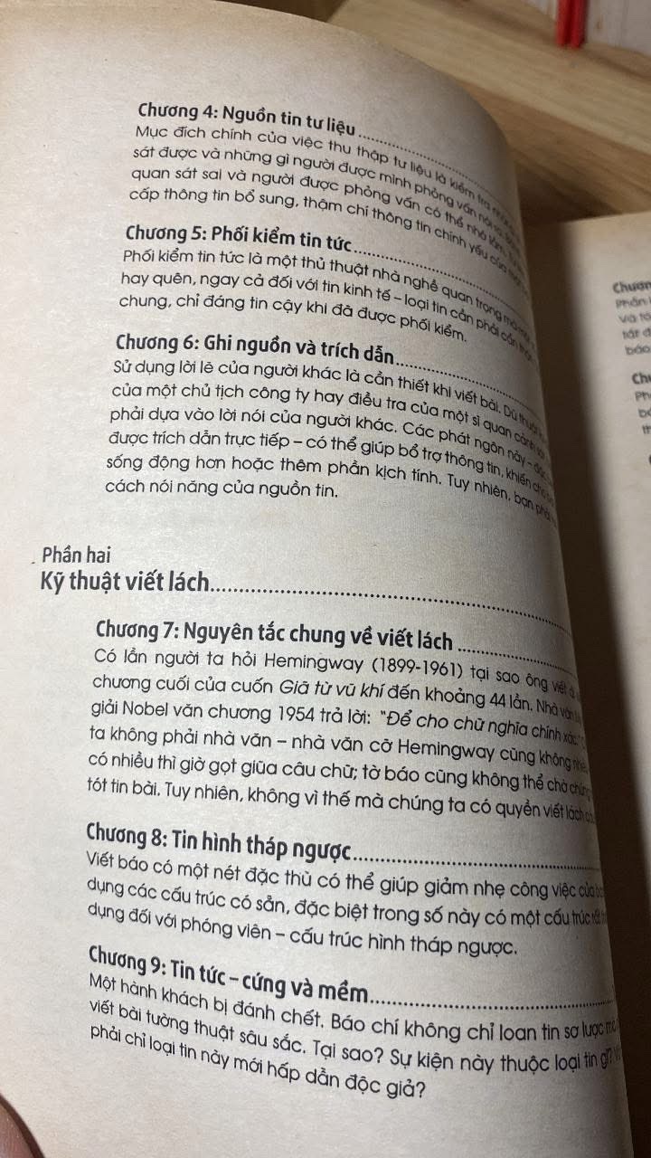 Viết tin,bài đăng báo -dành cho bạn trẻ muốn vững bước vào nghề truyền thông -Tác giả : Ngọc Trân -NXB Trẻ 2014 -Sách lưu kho giấy ngả màu theo thời gian