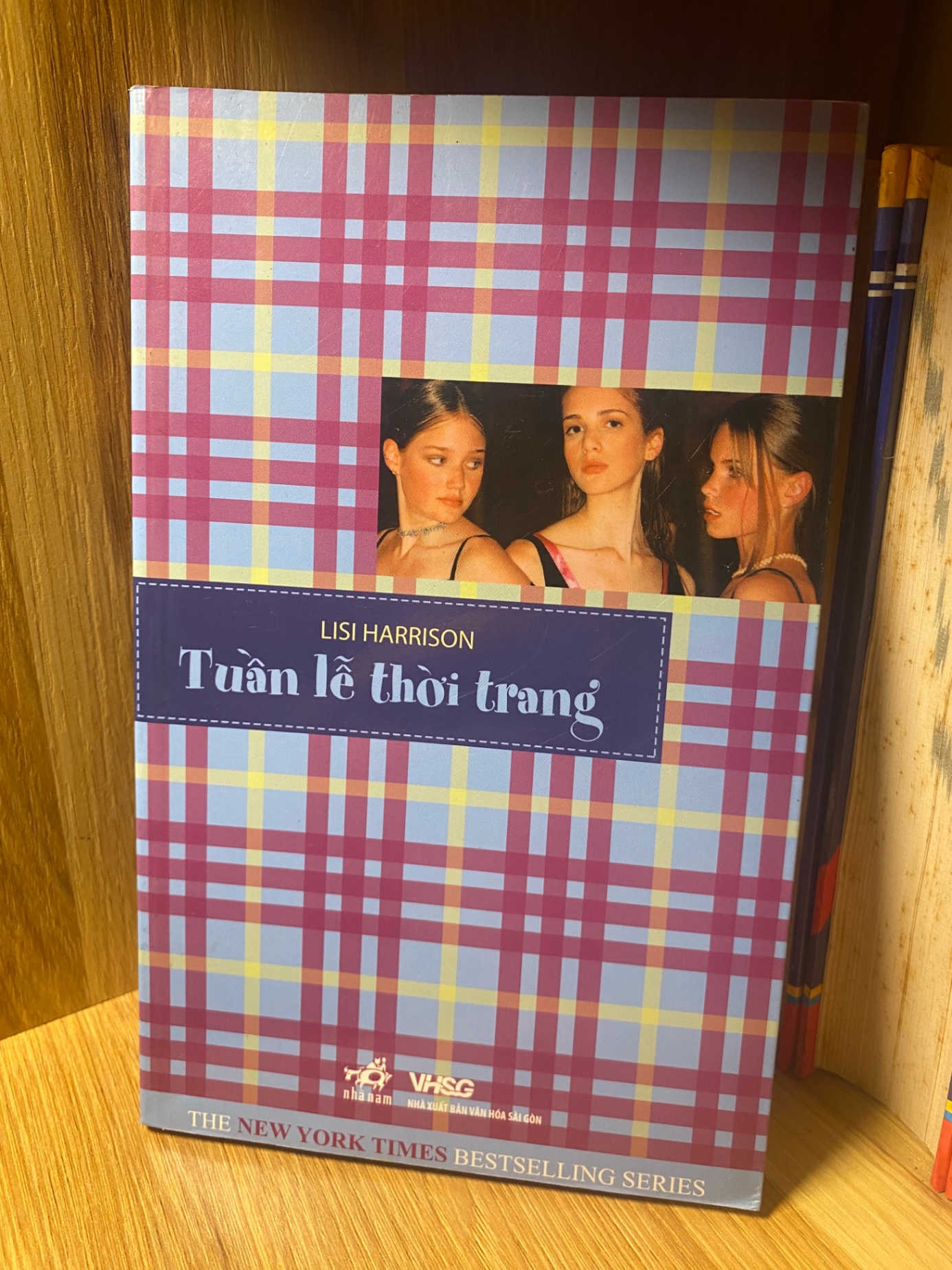 Tuần Lễ Thời Trang- Lisi Harrison- Sách qua sử dụng còn Tốt