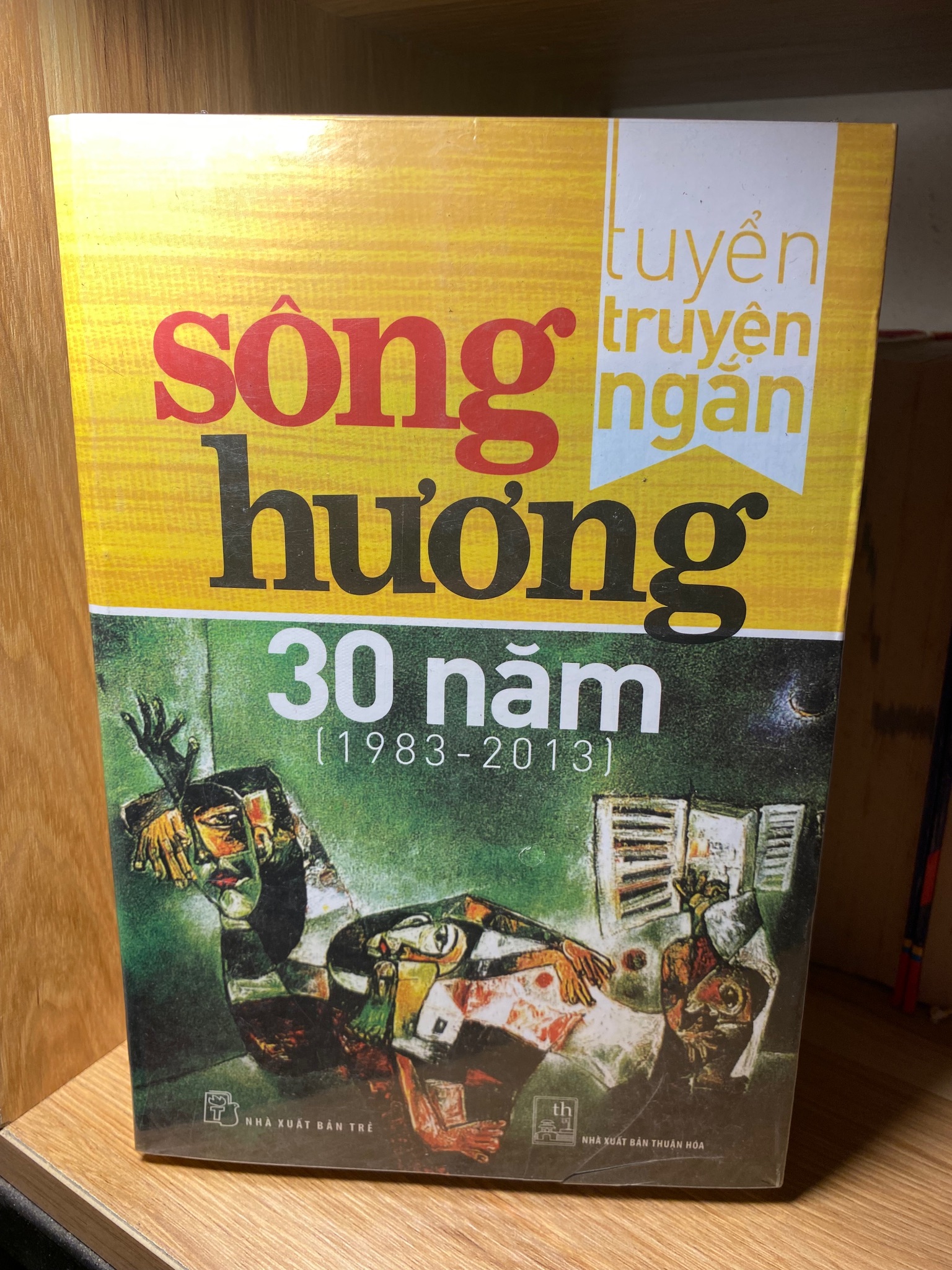 Tuyển tập truyện ngắn sông Hương 30 năm -Sách lưu kho còn seal có ố nhẹ