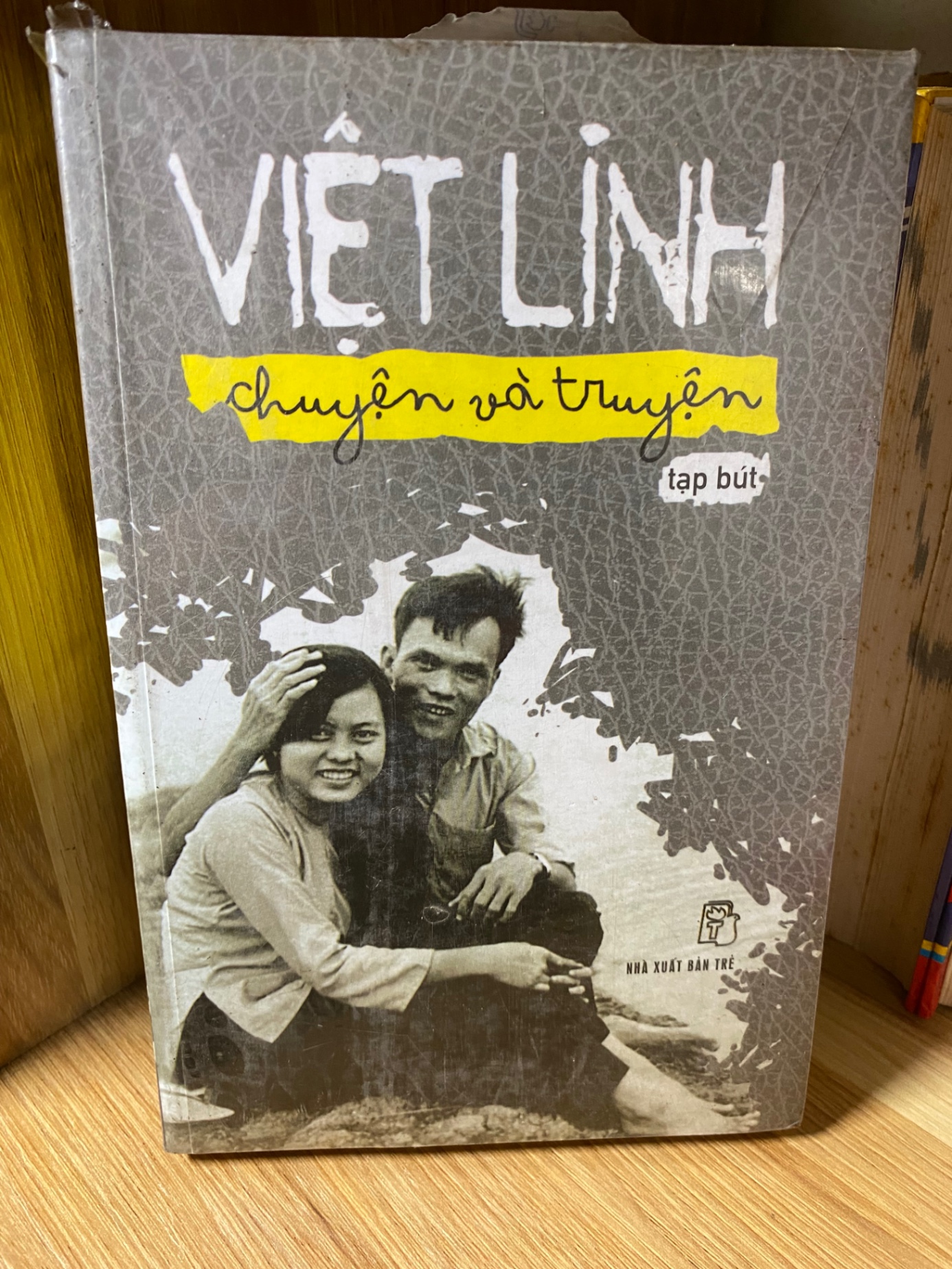 Chuyện và Truyện (tạp bút) -Tác giả Việt Linh -NXB Trẻ -Sách lưu kho còn seal có ố