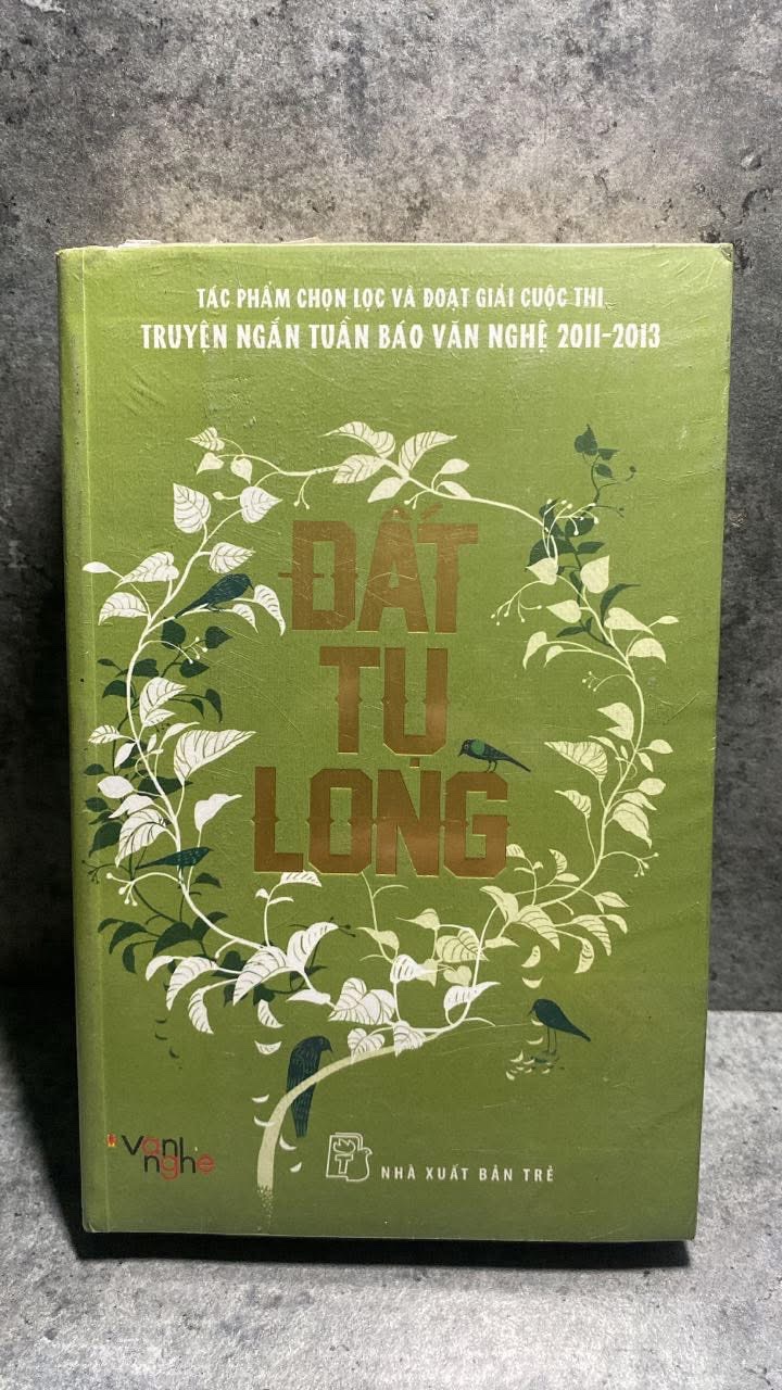 Đất Tụ Long-Tác giả:Nhiều Tác Giả -NXB Trẻ 2013 -Sách lưu kho,giấy ngả màu theo thời gian,còn seal