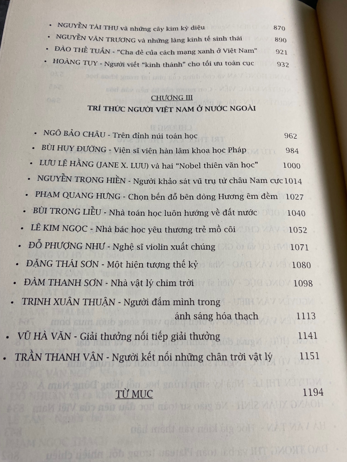 Tri Thức Tinh Hoa Việt Nam Đương Đại (bìa cứng có áo)- Tác giả Hàm Châu-NXB Trẻ 2014- Sách lưu kho chưa qua sd,giấy xốp có ố