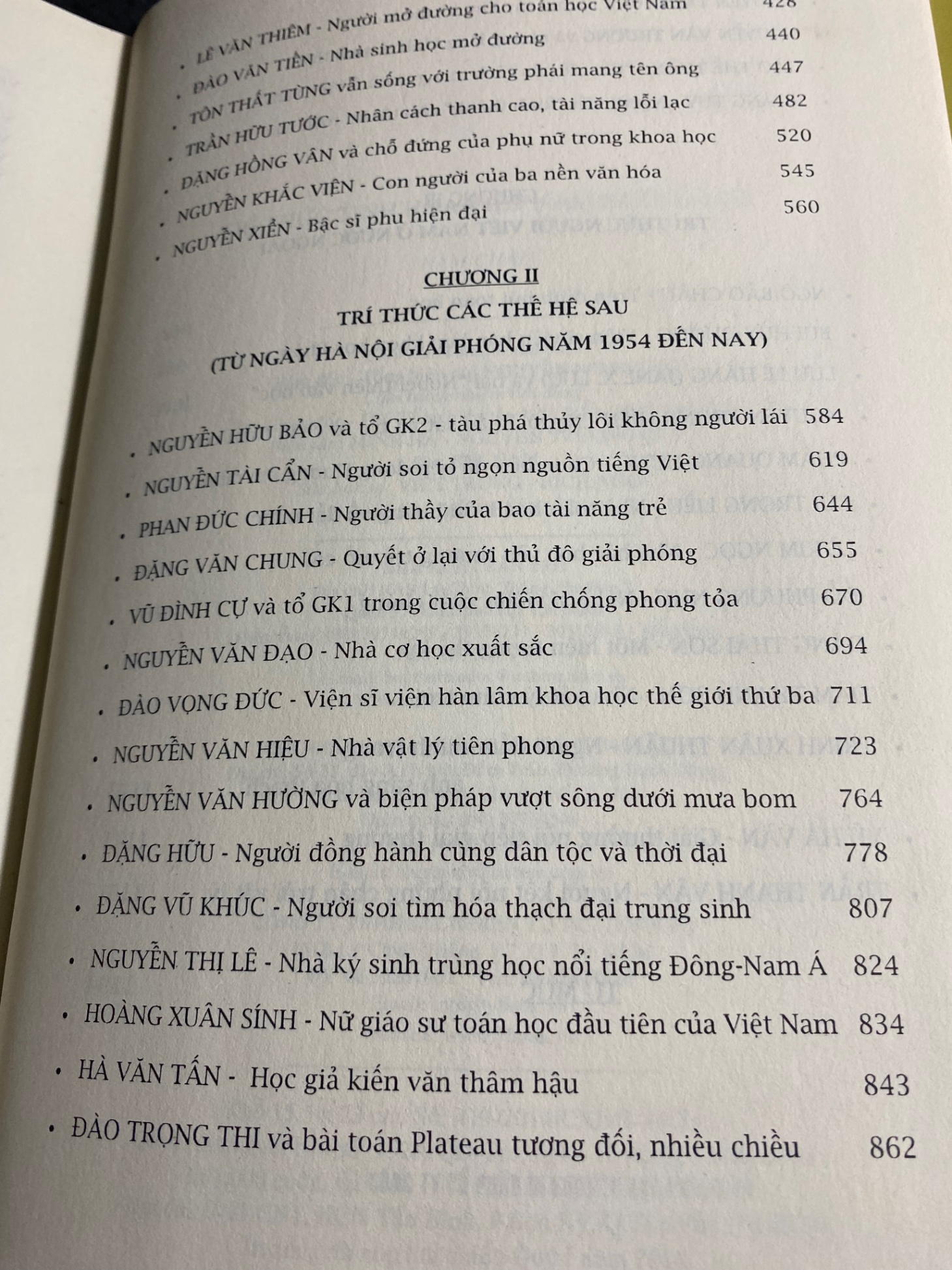 Tri Thức Tinh Hoa Việt Nam Đương Đại (bìa cứng có áo)- Tác giả Hàm Châu-NXB Trẻ 2014- Sách lưu kho chưa qua sd,giấy xốp có ố