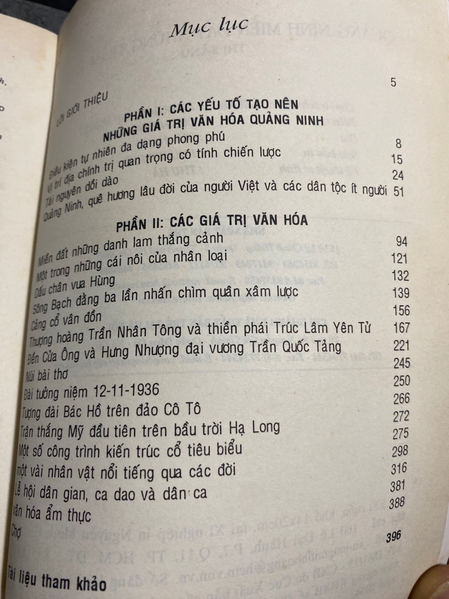Quảng Ninh miền đất những trầm tích- Tác giả Thi Sảnh- NXB Trẻ 2004- Sách lưu kho có ố theo thời gian