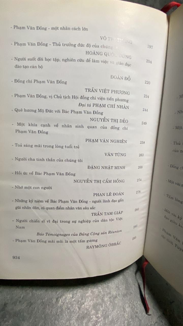 Phạm Văn Đồng trong lòng dân Việt Nam và bạn bè quốc tế (bìa cứng) - Hồi Ký -NXB Chính Trị Quốc Gia 2002 -Sách qua sử dụng có hightlight vài trang