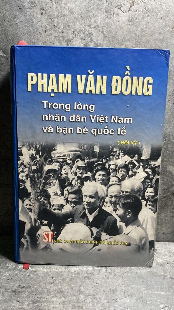 Phạm Văn Đồng trong lòng dân Việt Nam và bạn bè quốc tế (bìa cứng) - Hồi Ký -NXB Chính Trị Quốc Gia 2002 -Sách qua sử dụng có hightlight vài trang