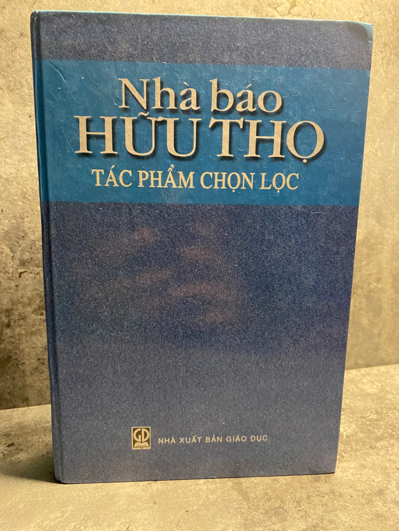 Nhà Báo Hữu Thọ tác phẩm chọn lọc (bìa cứng) -NXB Giáo Dục 2003 -Khổ 16x24cm, 864 trang -Sách lưu kho còn mới