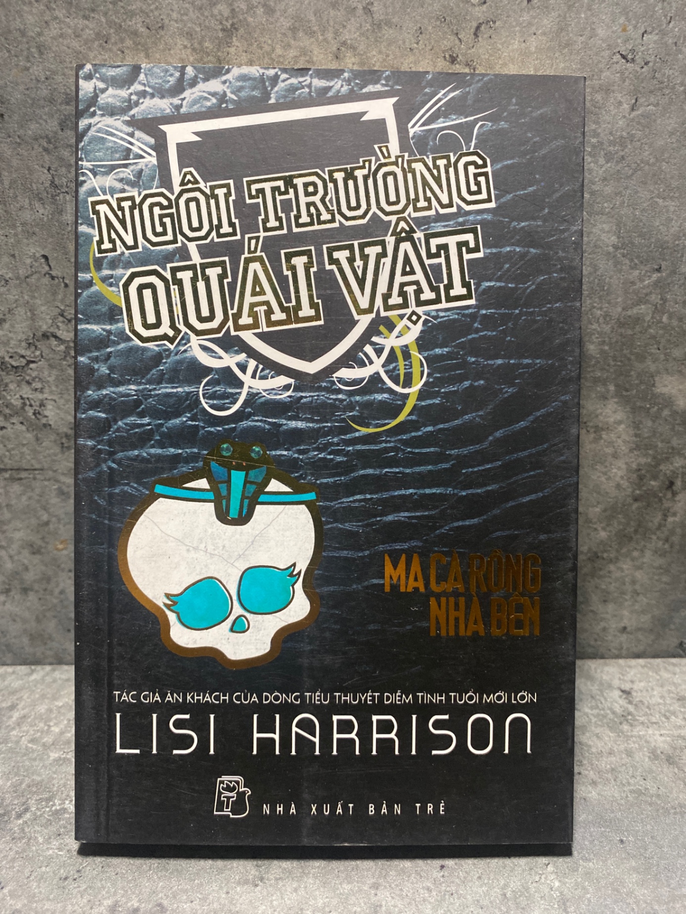 NGÔI TRƯỜNG QUÁI VẬT 02: MA CÀ RỒNG NHÀ BÊN- Tác giả: Lisi Harrison