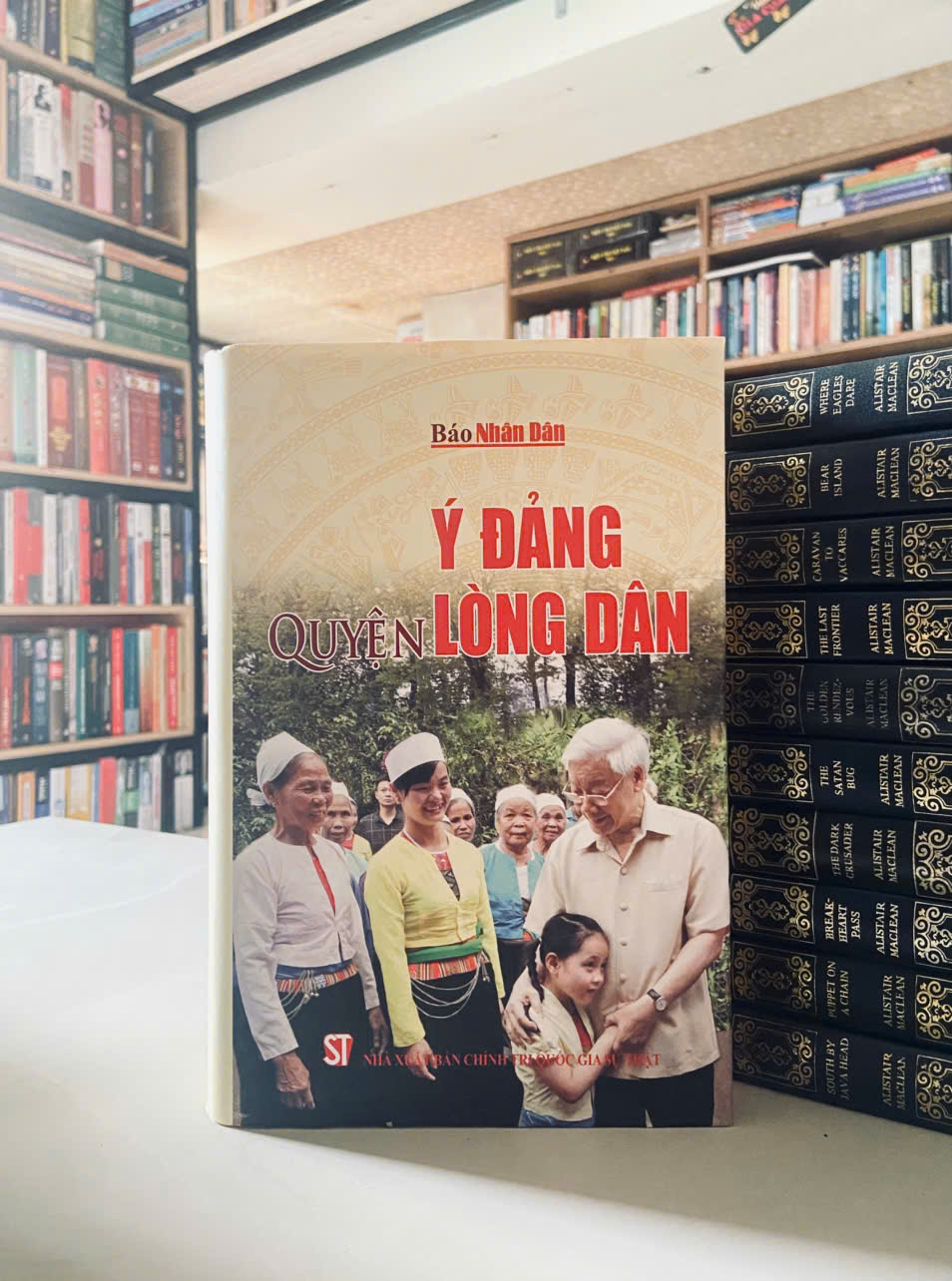 Lang-tham-dua-khach-sang-song-Le-Duong-The-Hanh.jpg