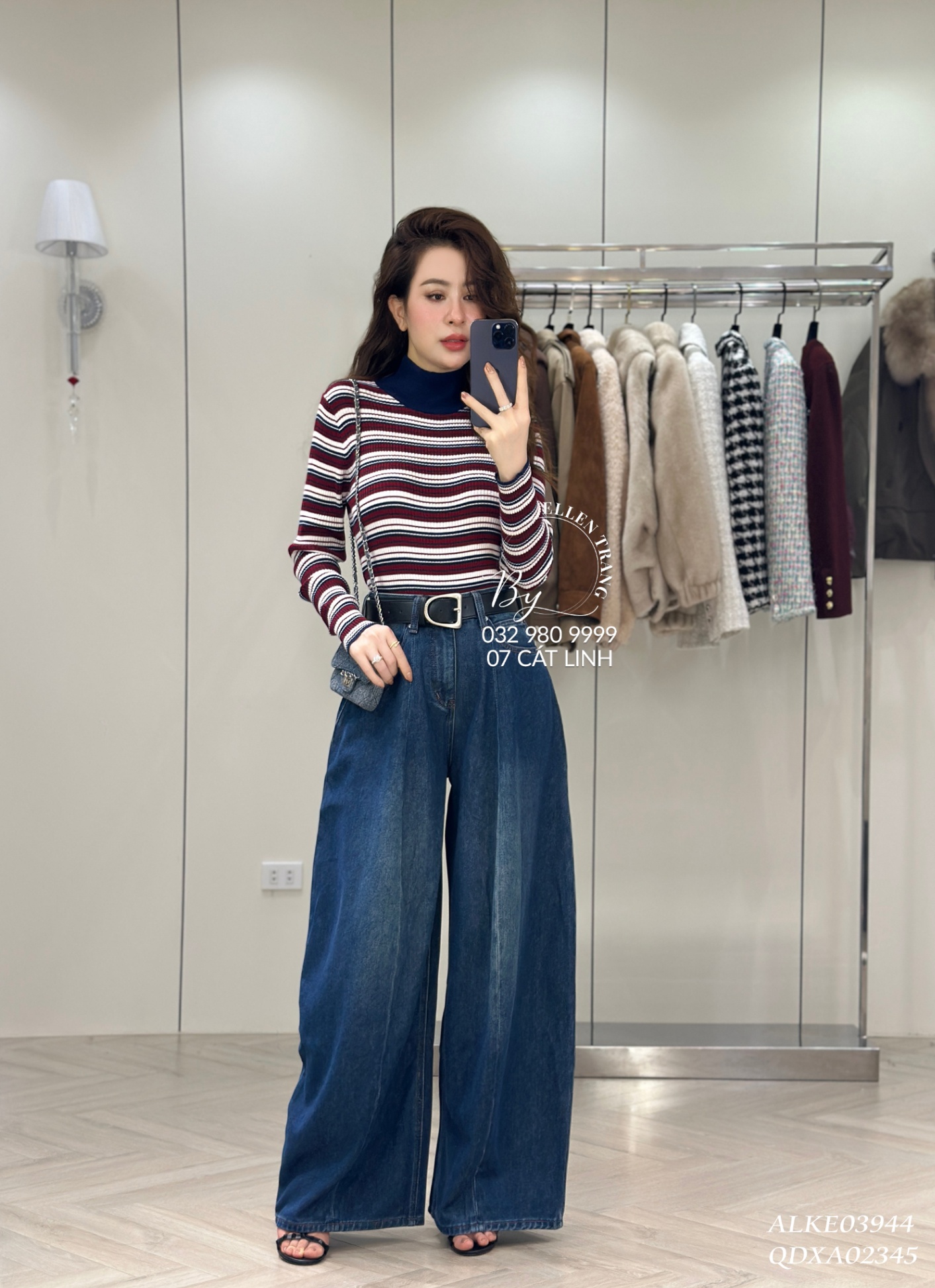 ÁO LEN KẺ ĐỎ TRẮNG CỔ XANH THAN THÊU LOGO CELINE