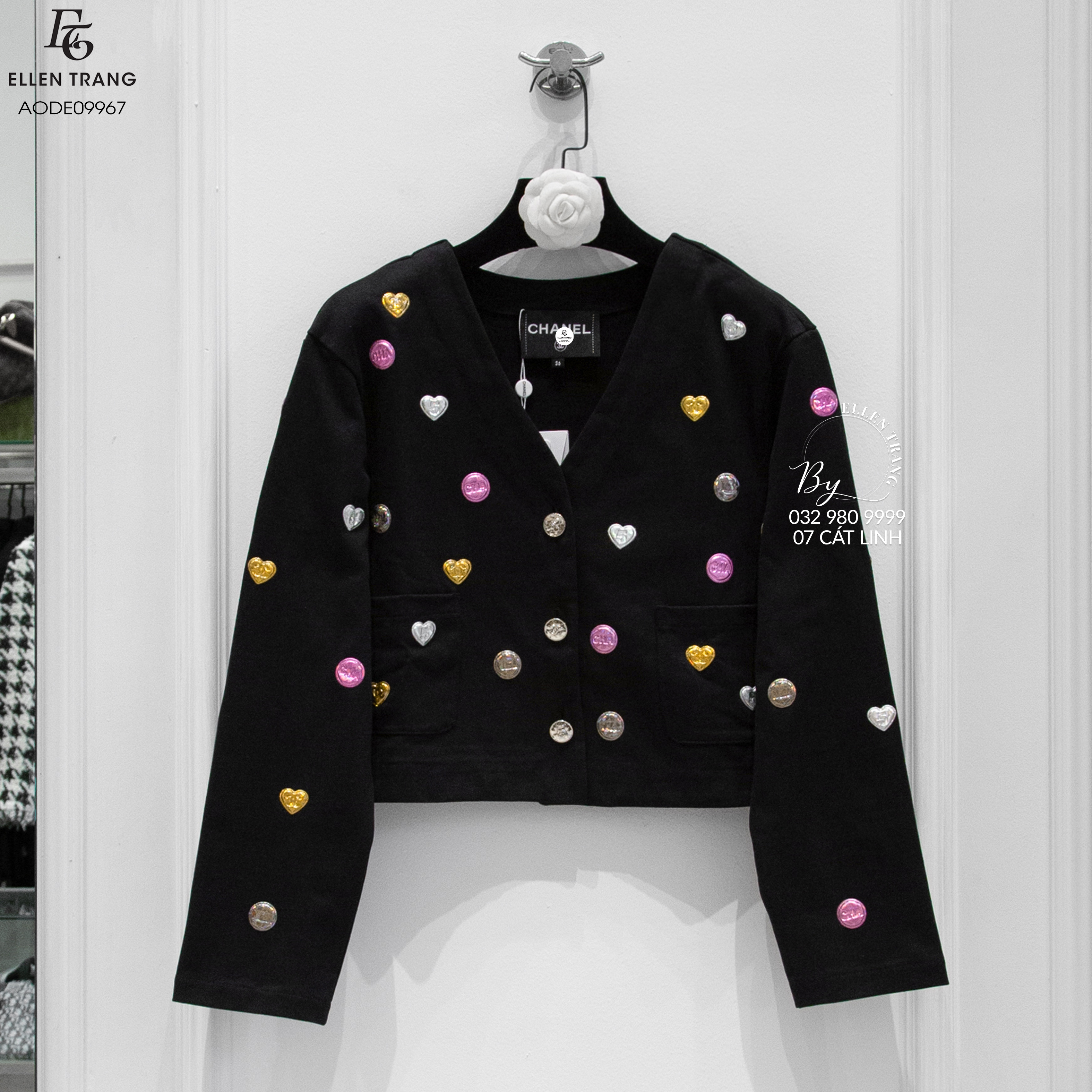 ÁO ĐEN DÀI TAY ĐÍNH TRÁI TIM NHIỀU MÀU CHANEL
